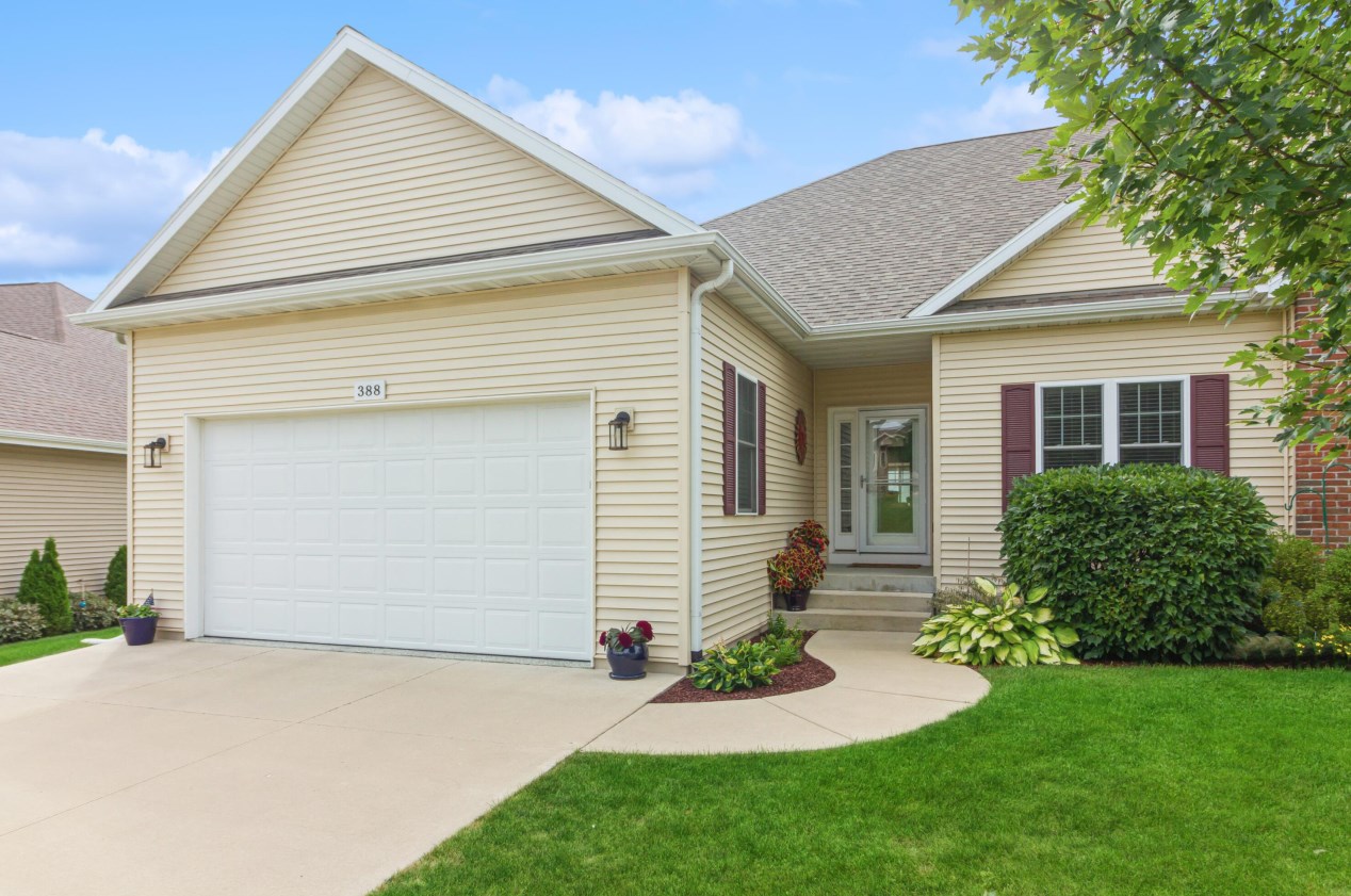 388 S Stone Rdg Dr, Lake Geneva, WI 53147