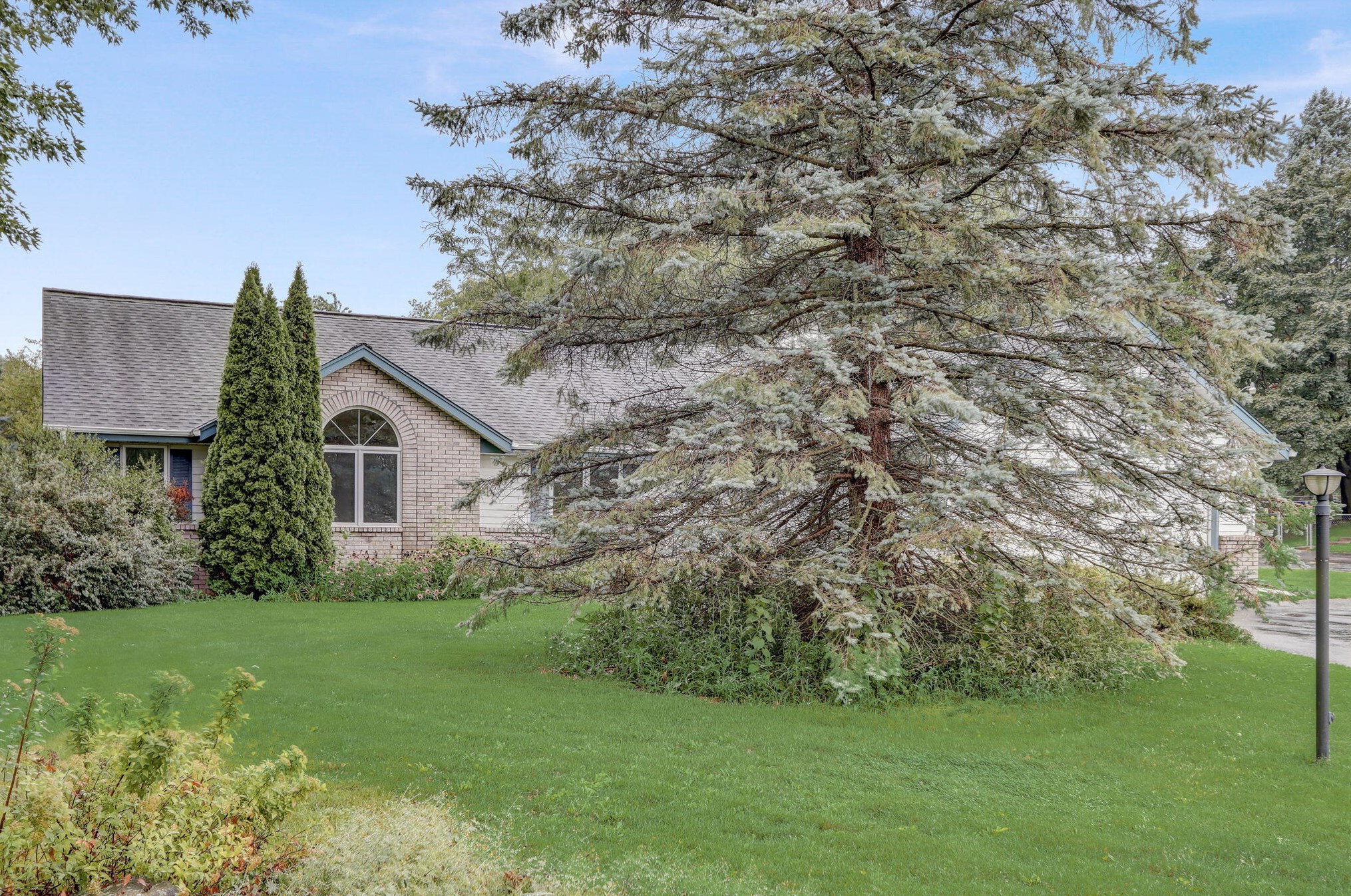 8463 Puetz Rd, Hales Corners, WI 53132-9680