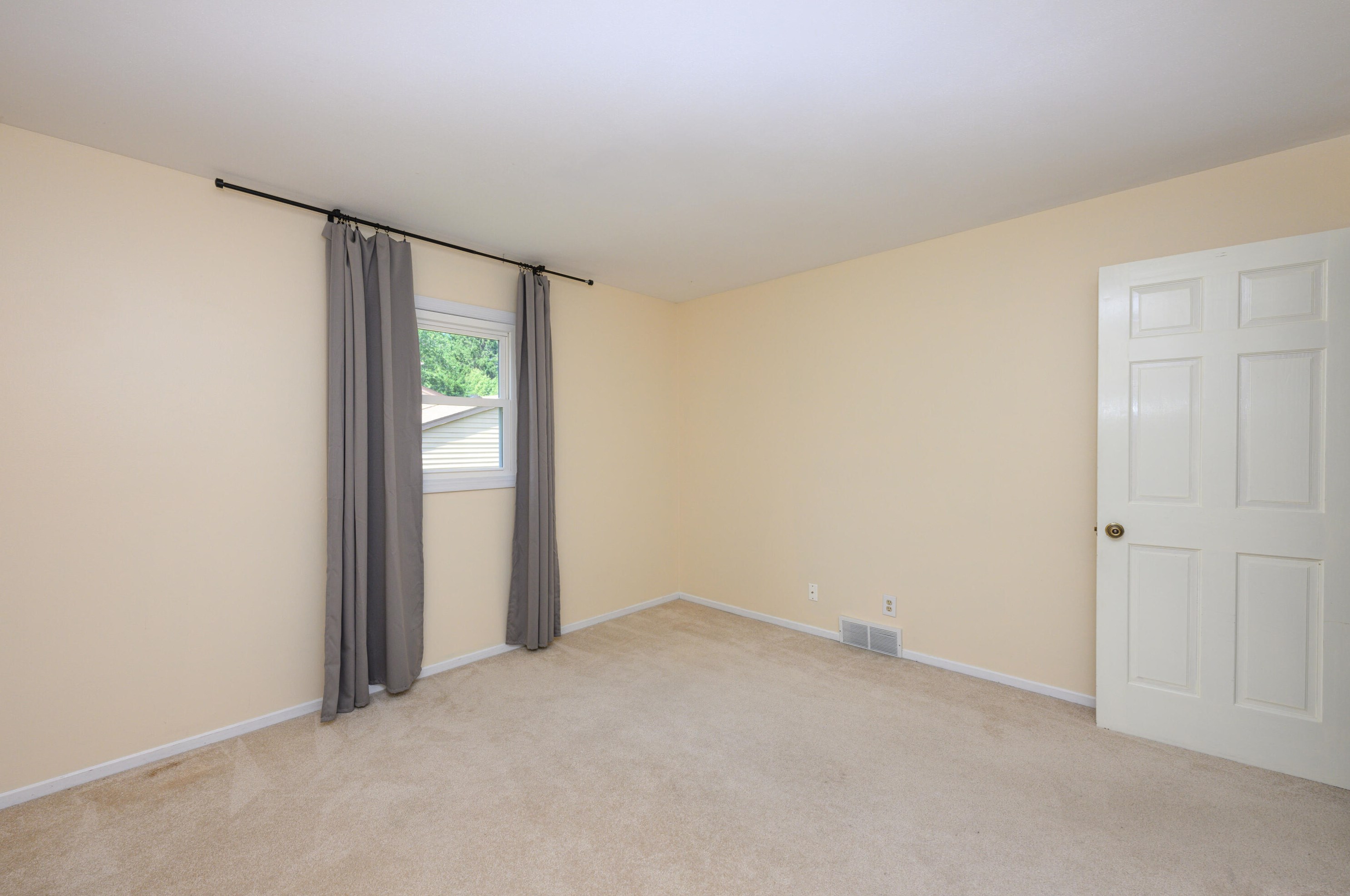 16565 Burleigh Pl, Brookfield WI  53005-2733 exterior
