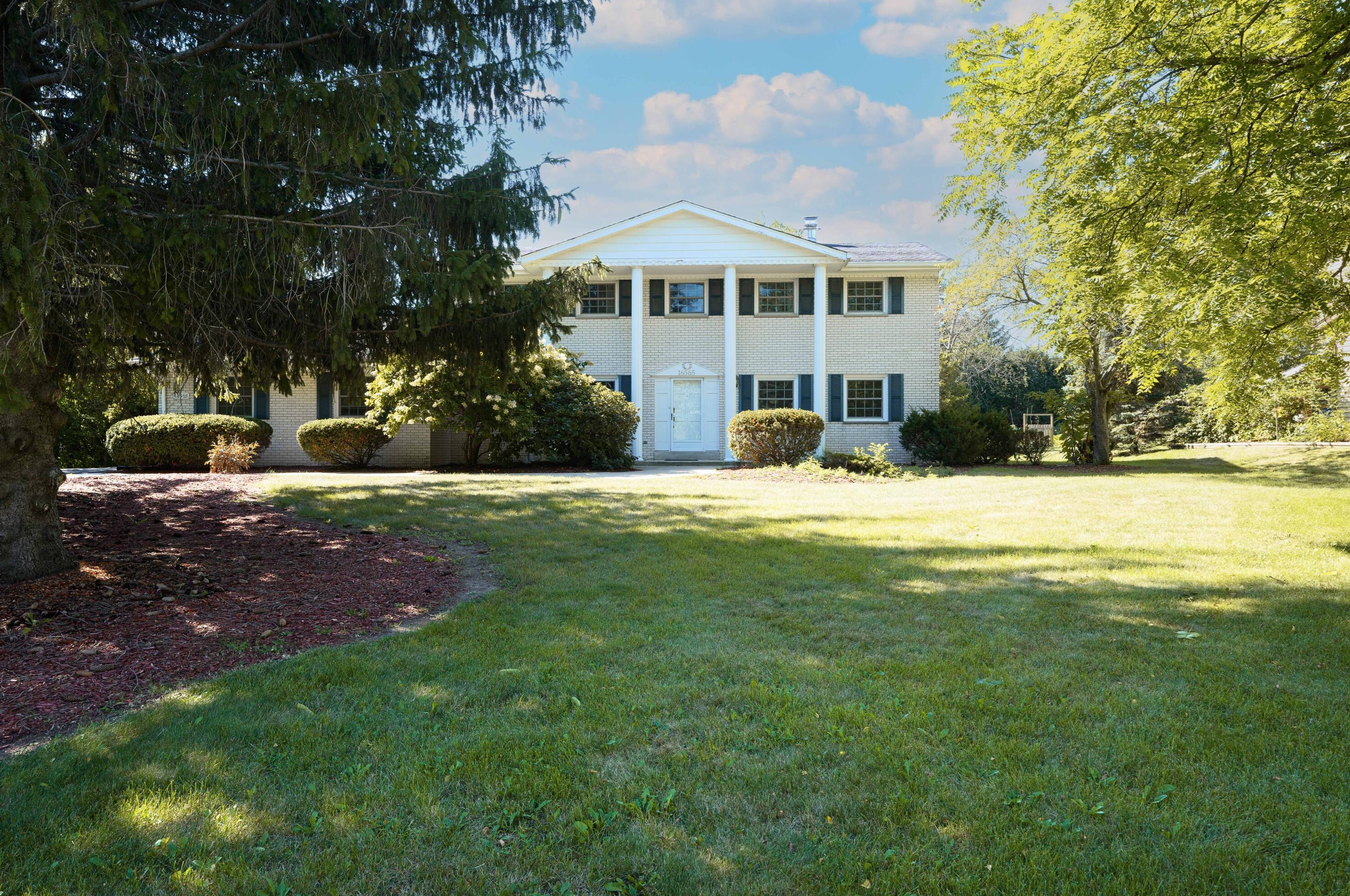 16565 Burleigh Pl, Brookfield WI  53005-2733 exterior