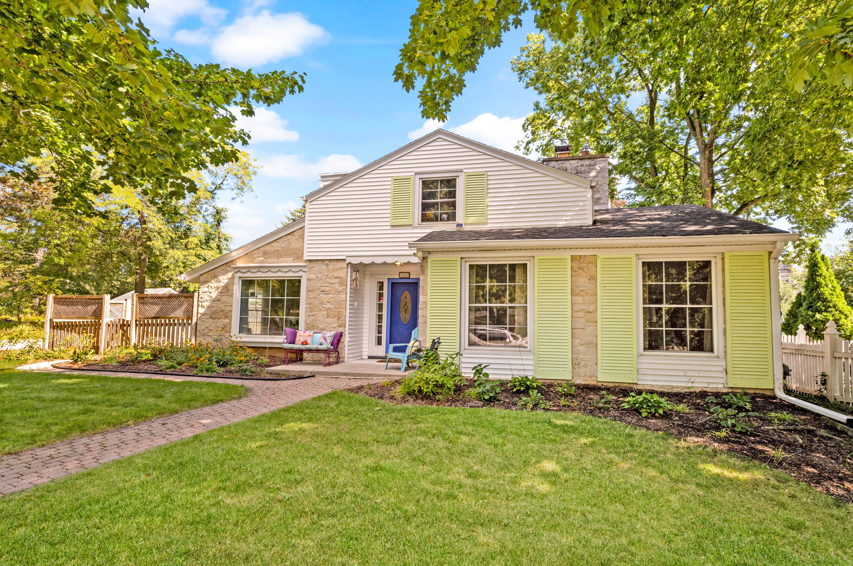 6588 N River Rd, Milwaukee, WI 53217