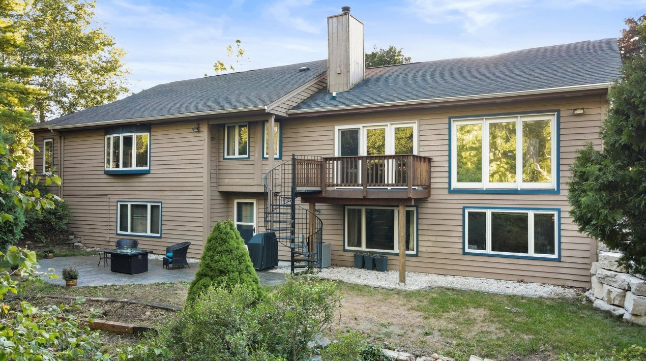 8070 55th St, Hales Corners, WI 53132-9655