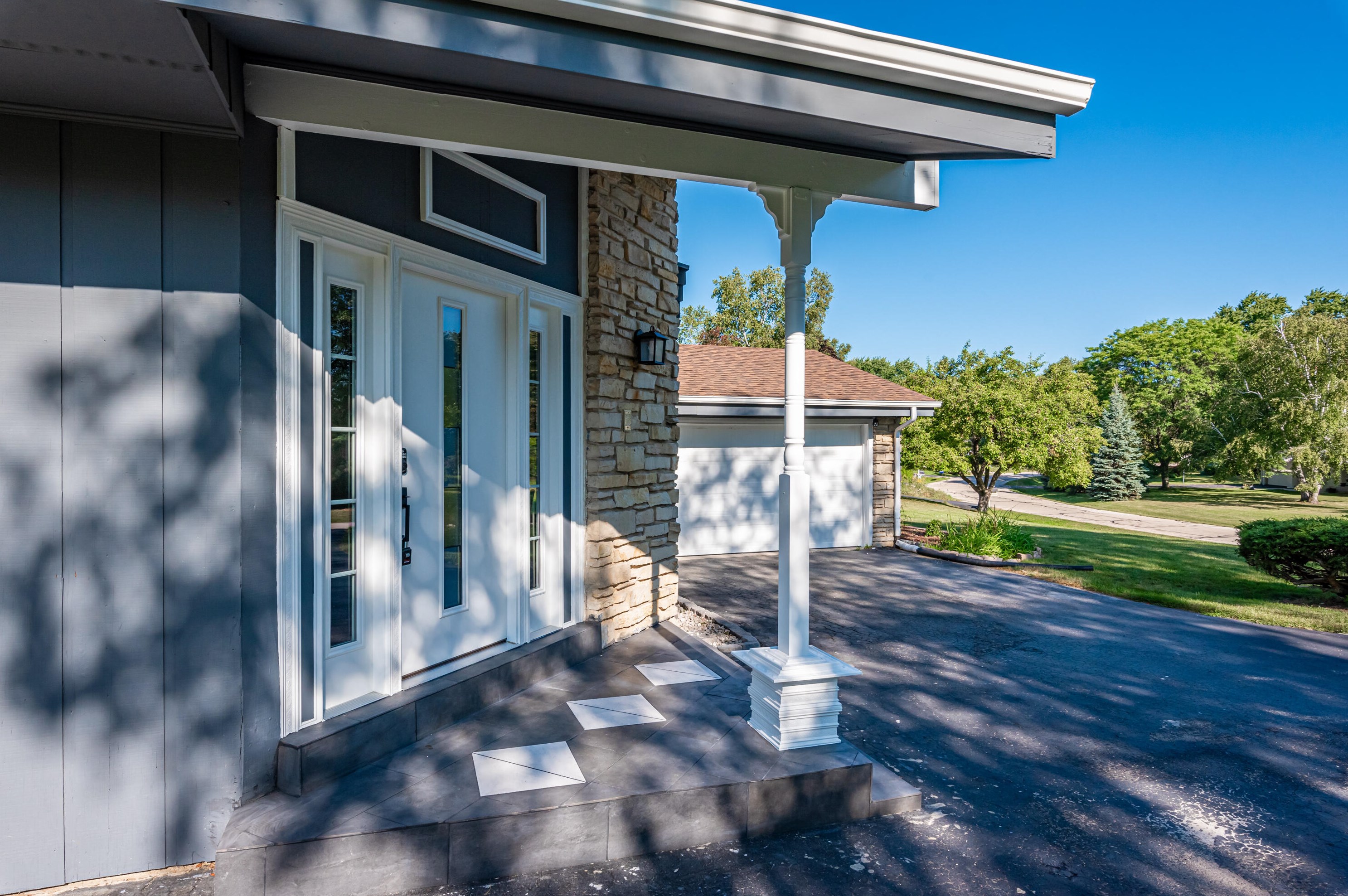 2531 W Glenbrook Ln, Thiensville, WI 53092