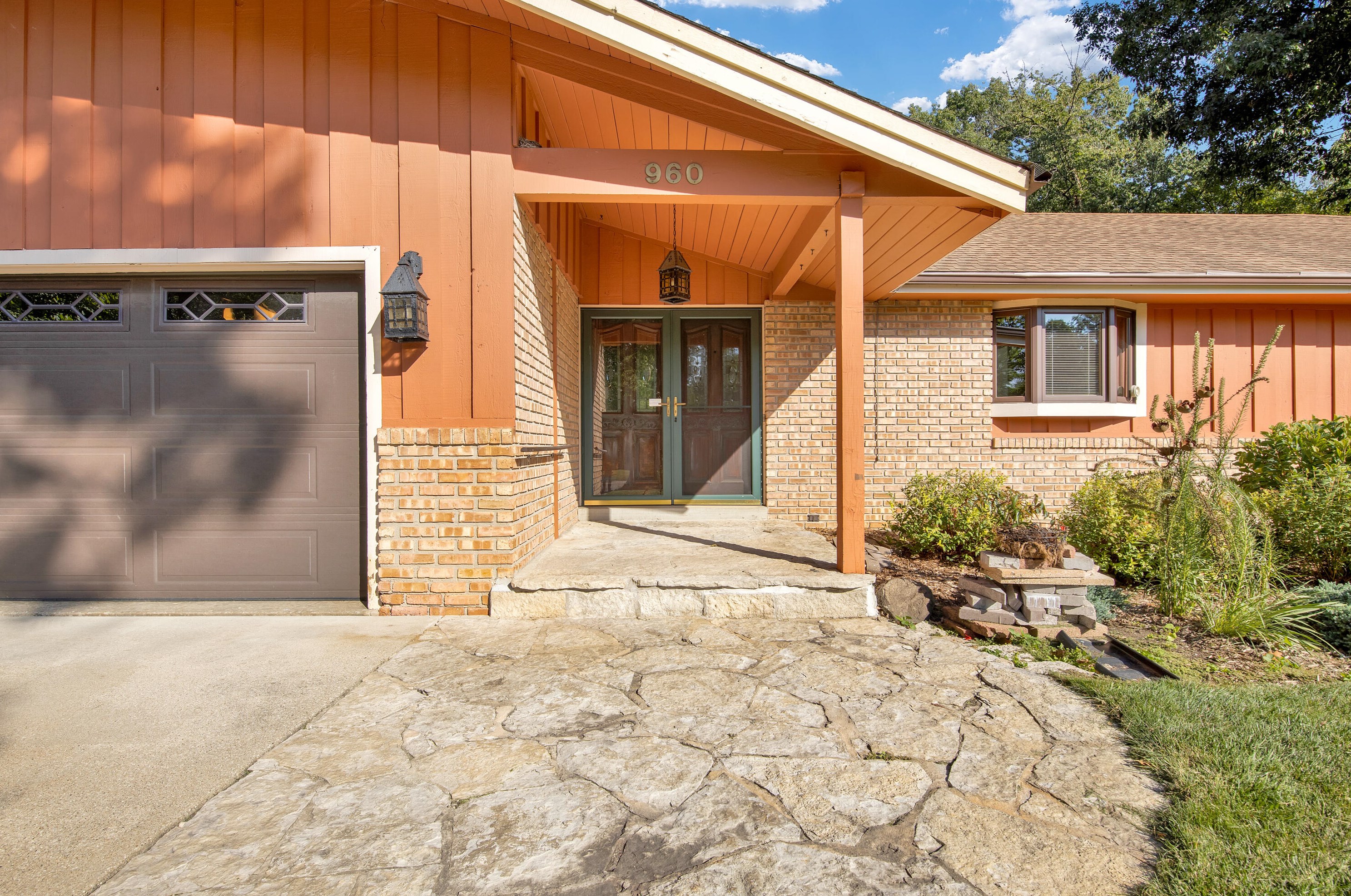 960 Holly Ridge Ct, Brookfield, WI 53045-2403