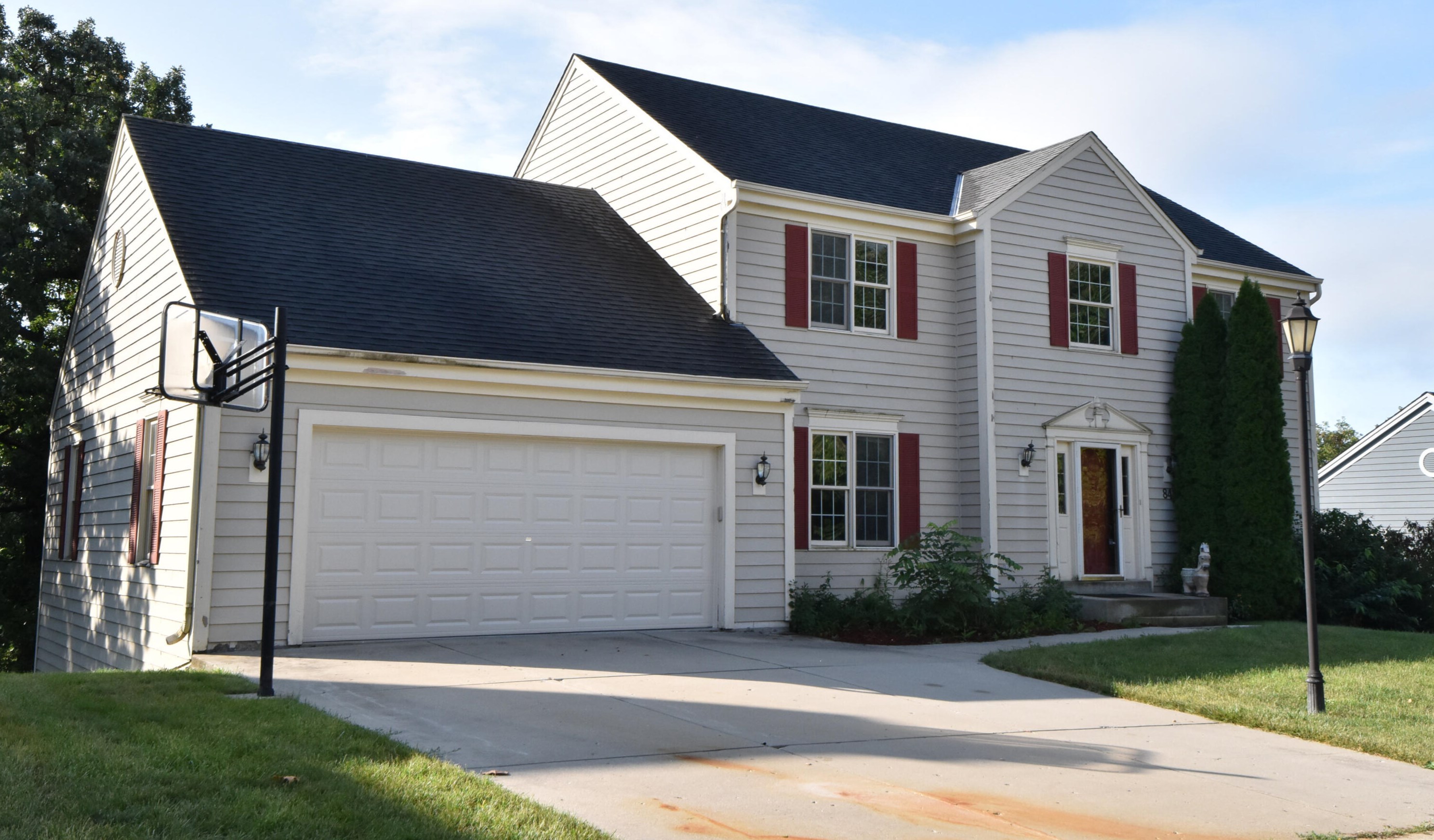 841 Lynnewood Dr, Waukesha, WI 53188