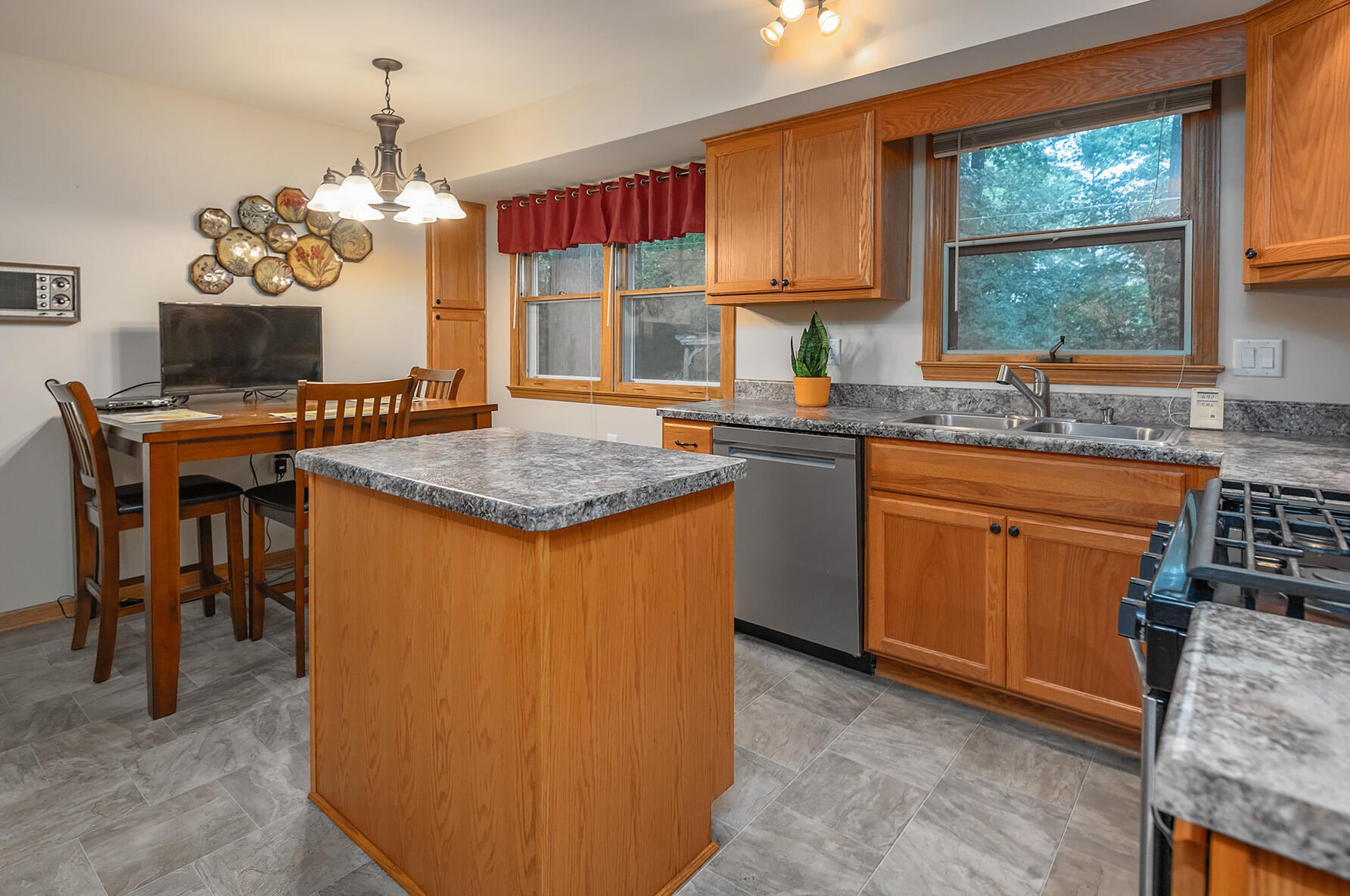 4510 Knollwood Dr, Racine WI 53403-3966 exterior