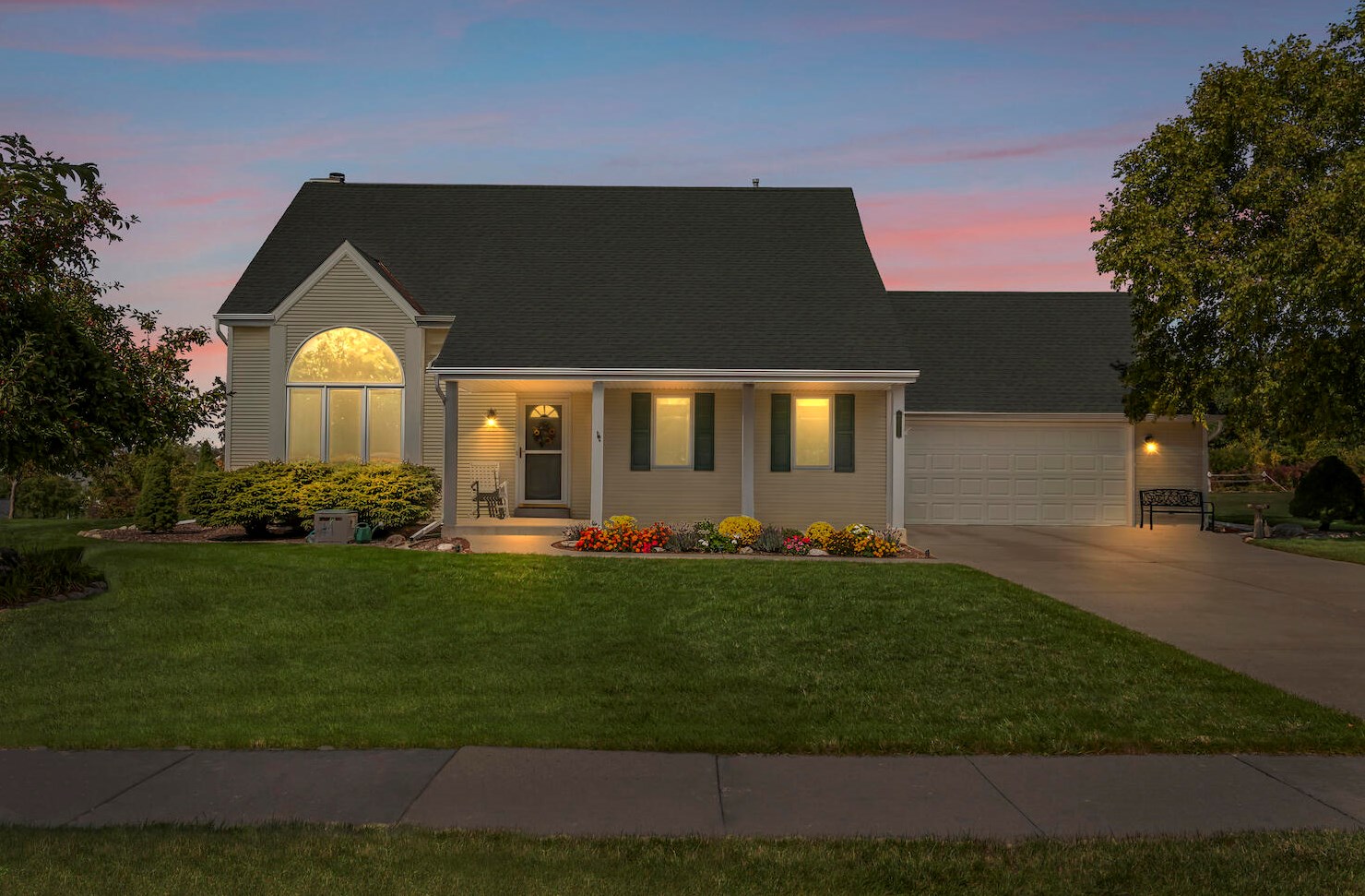 4522 Tumble Creek Dr, Hales Corners, WI 53132-9422