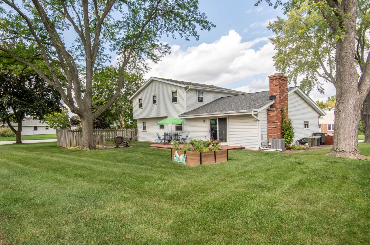 7880 Chapel Hill Ct, Hales Corners, WI 53132-2209