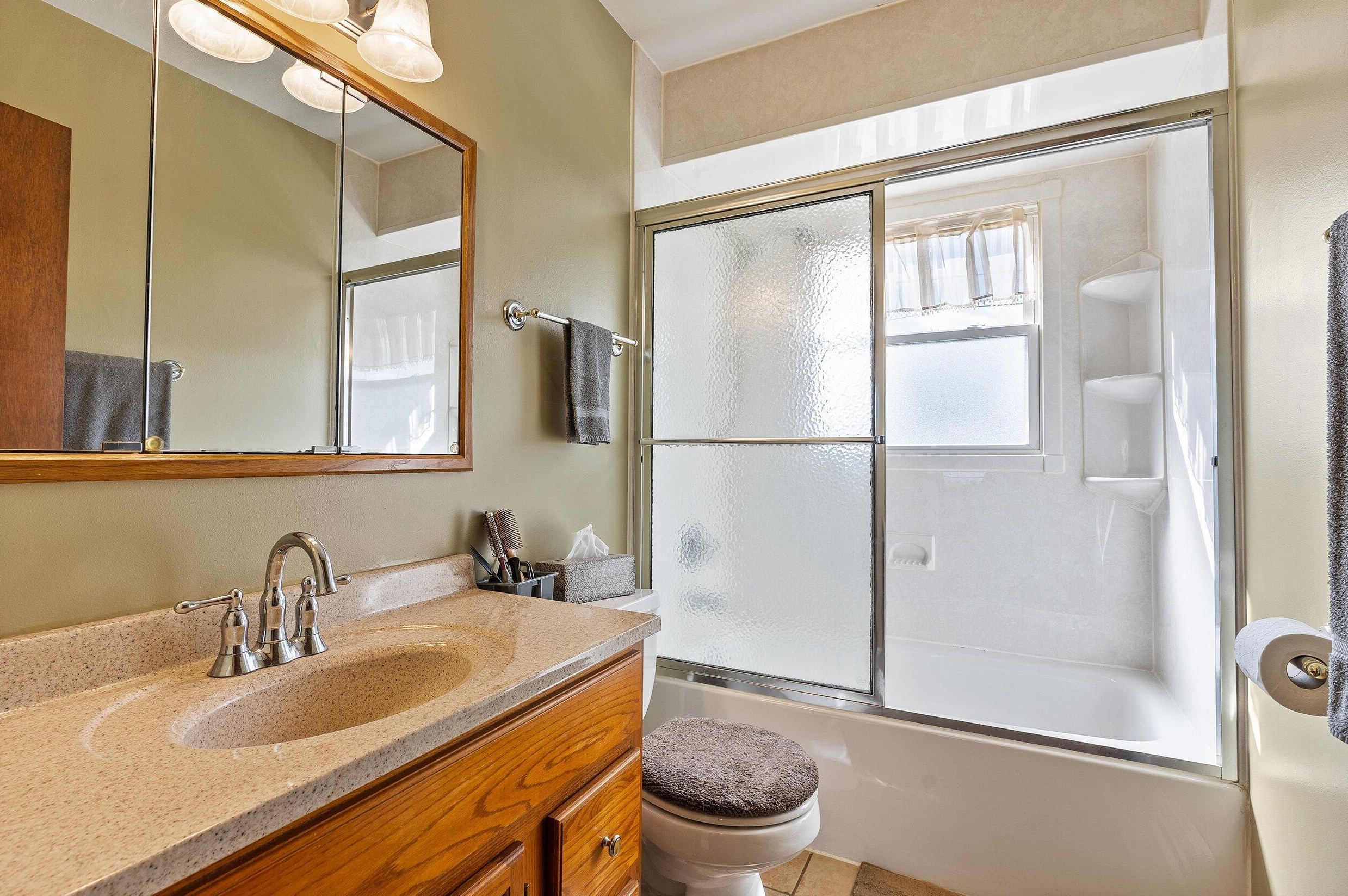 1527 Harmony Dr, Racine WI 53402-3218 exterior