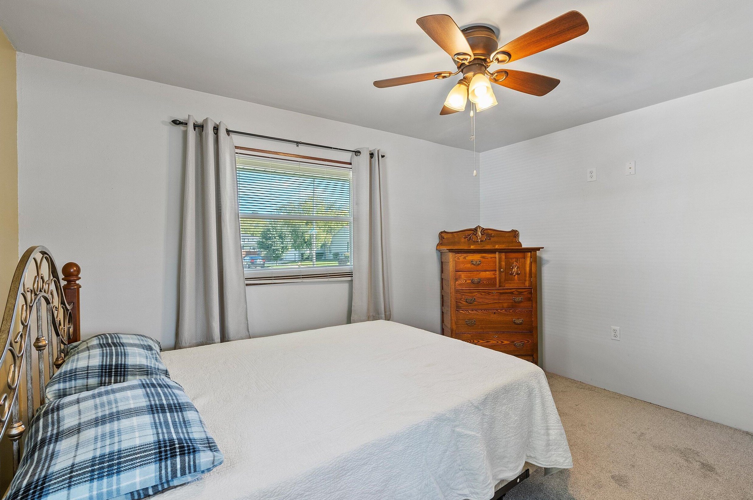 1527 Harmony Dr, Racine WI 53402-3218 exterior