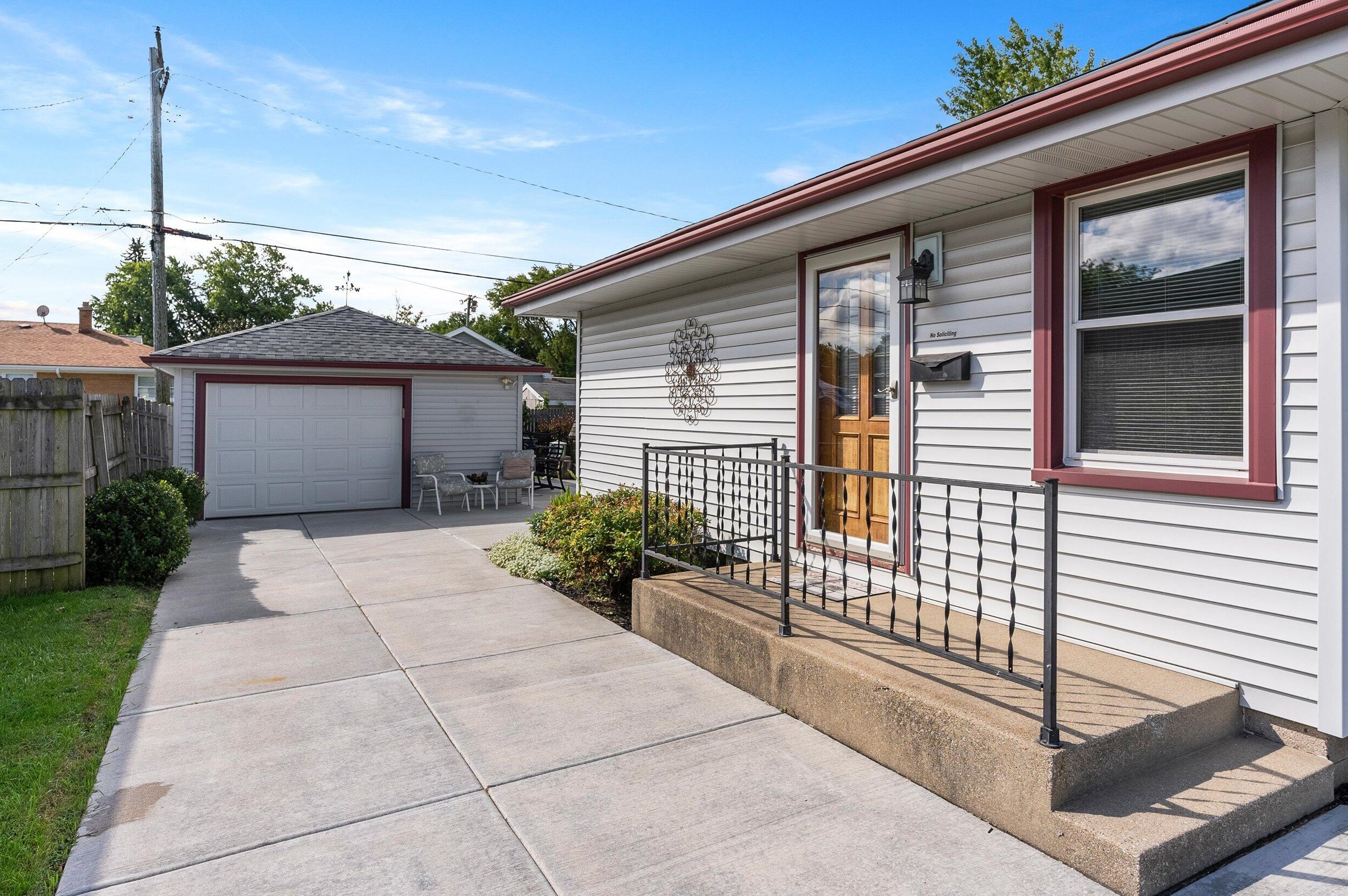 1527 Harmony Dr, Racine WI 53402-3218 exterior