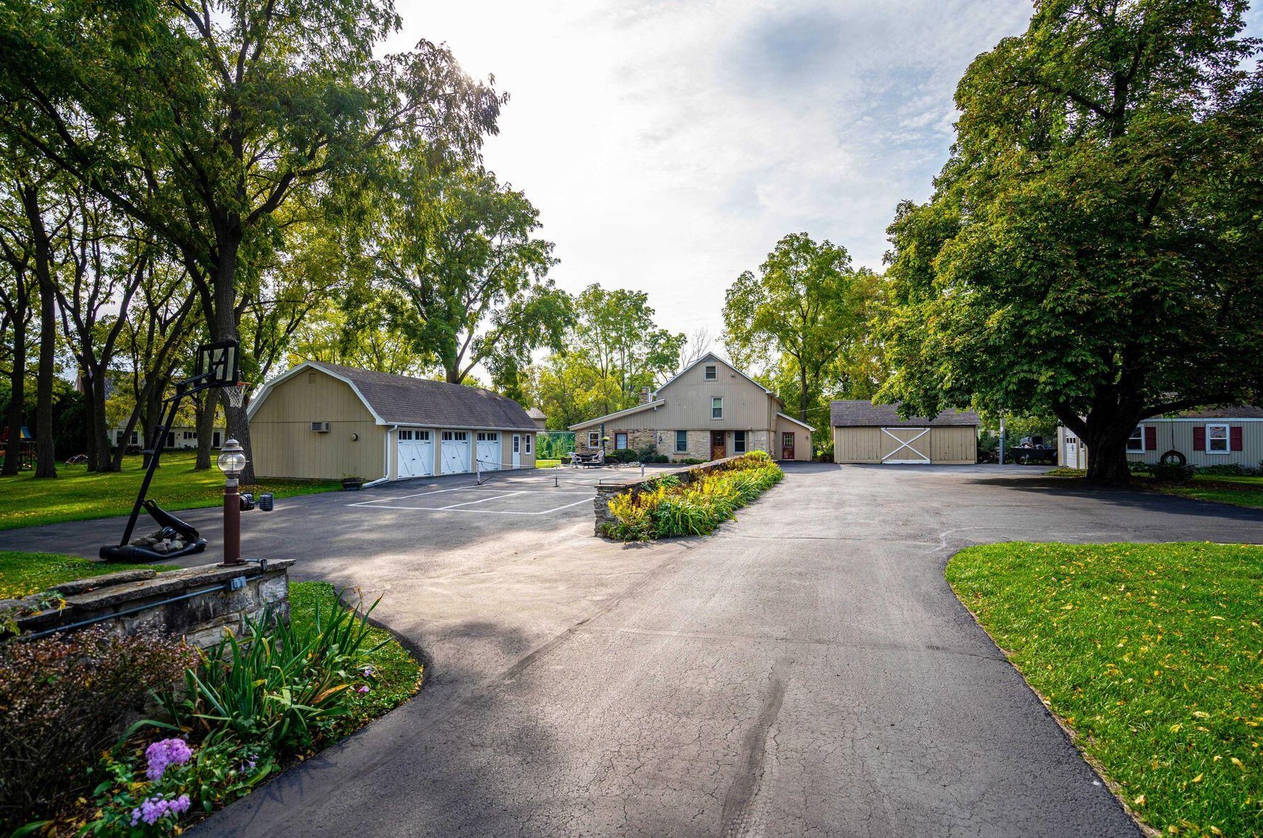 2805 N Barker Rd, Brookfield, WI 53045