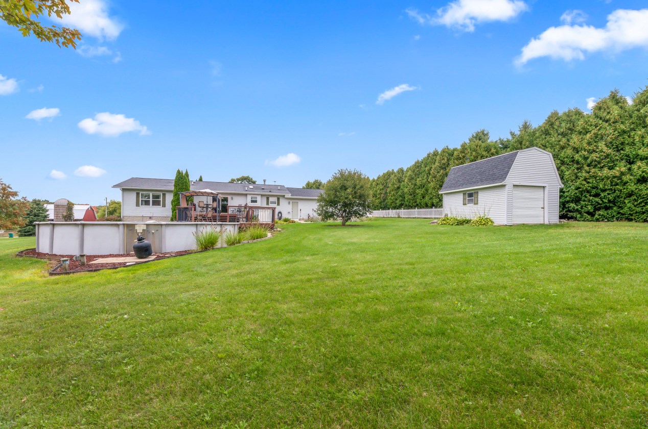 1541 Golden Dr, Hubertus, WI 53033