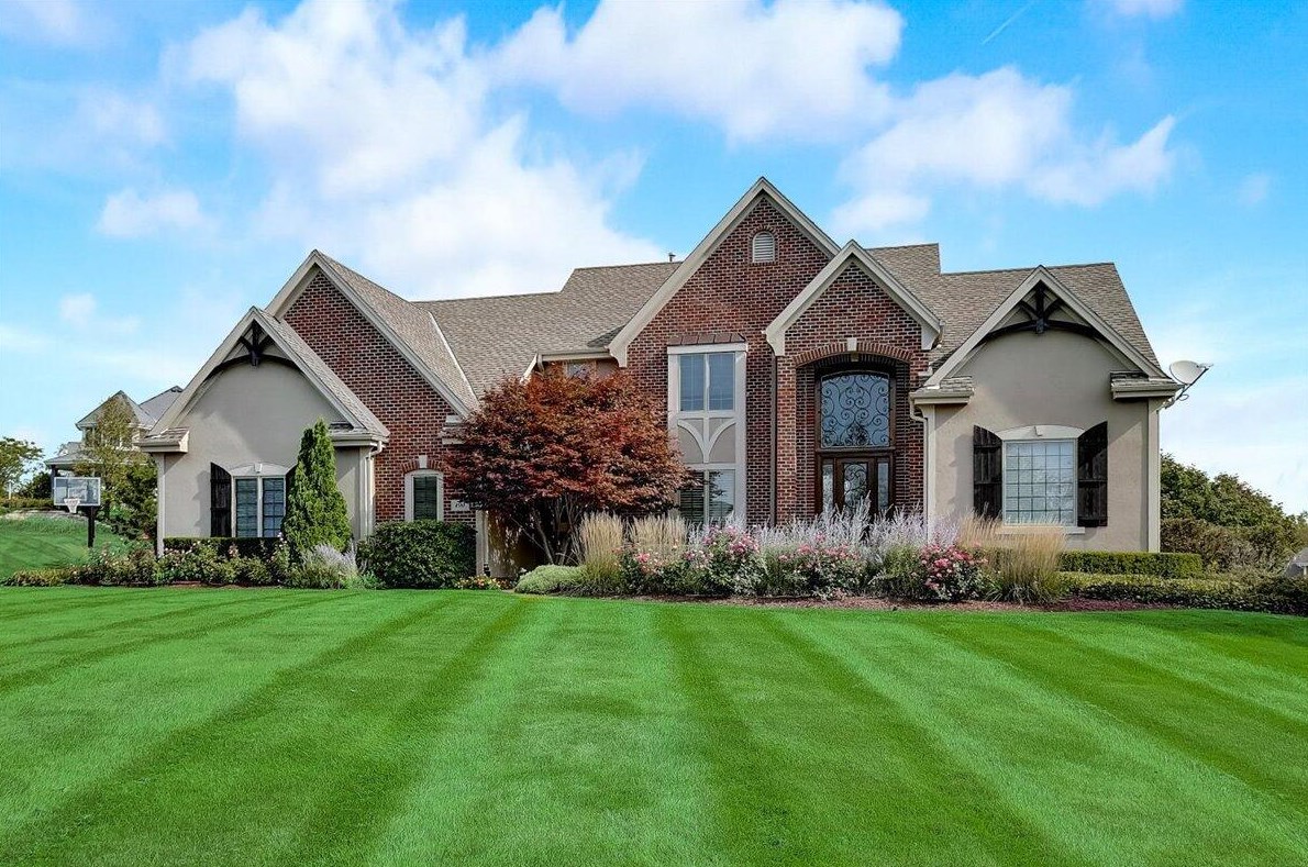 8580 Parkland Dr, Hales Corners, WI 53132-8262