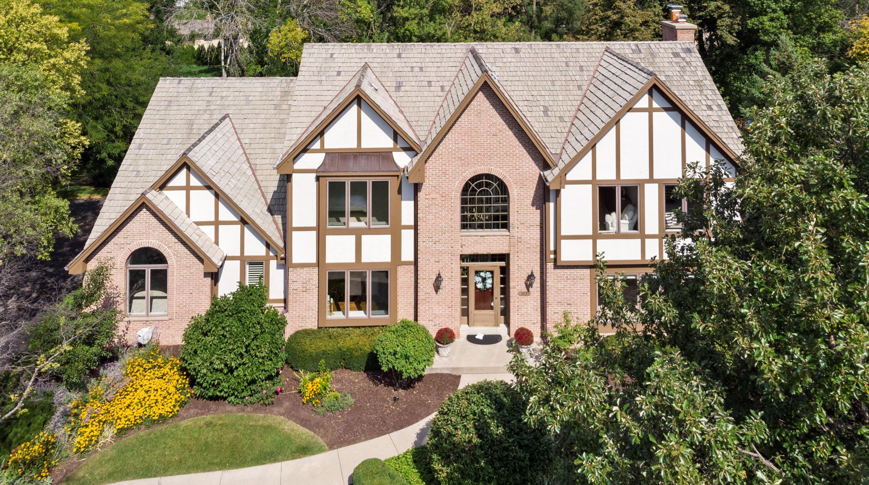 14190 Woodmount Dr, Brookfield, WI 53005-2389