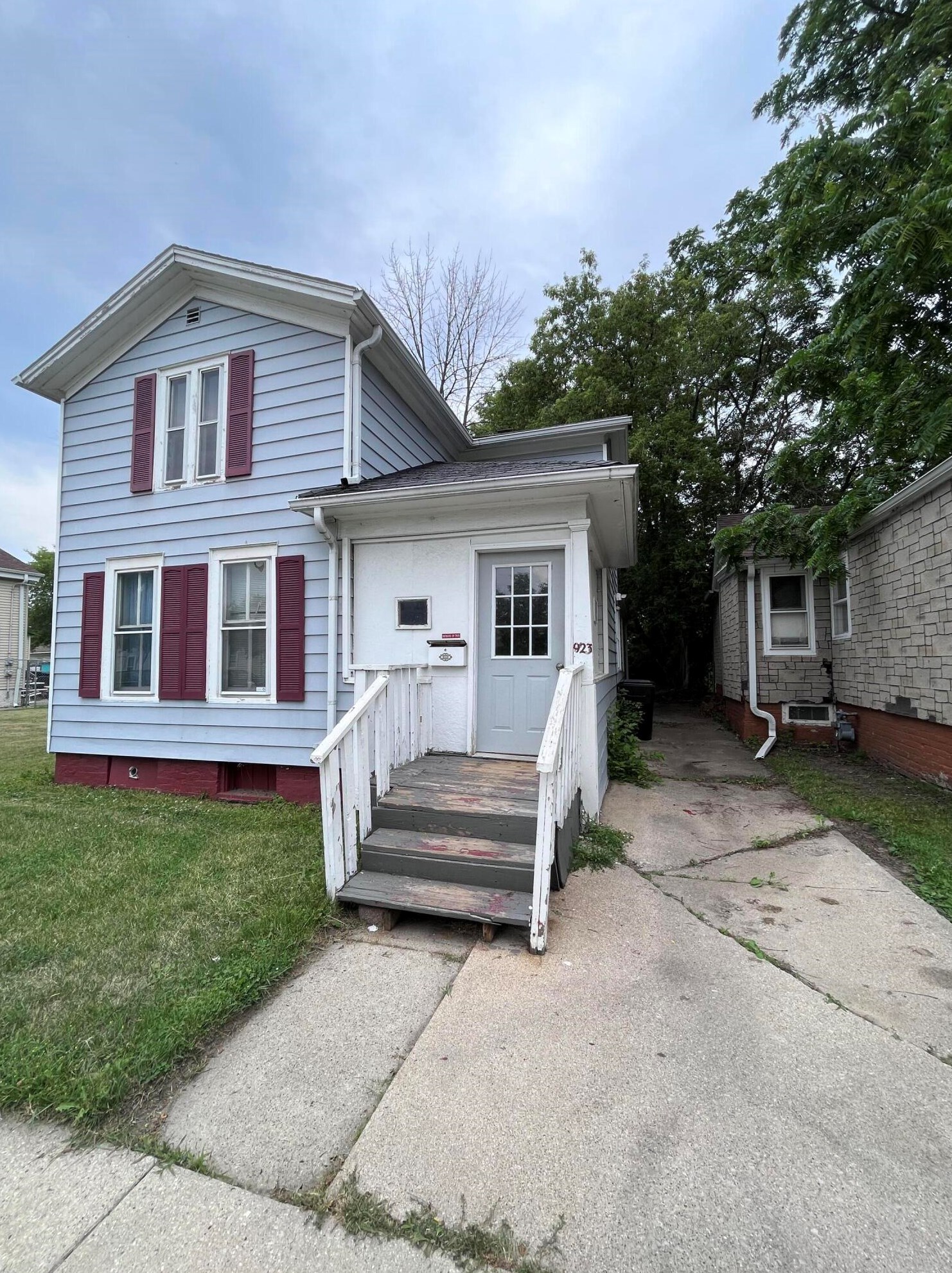 923 Center St, Racine, WI 53403-1445