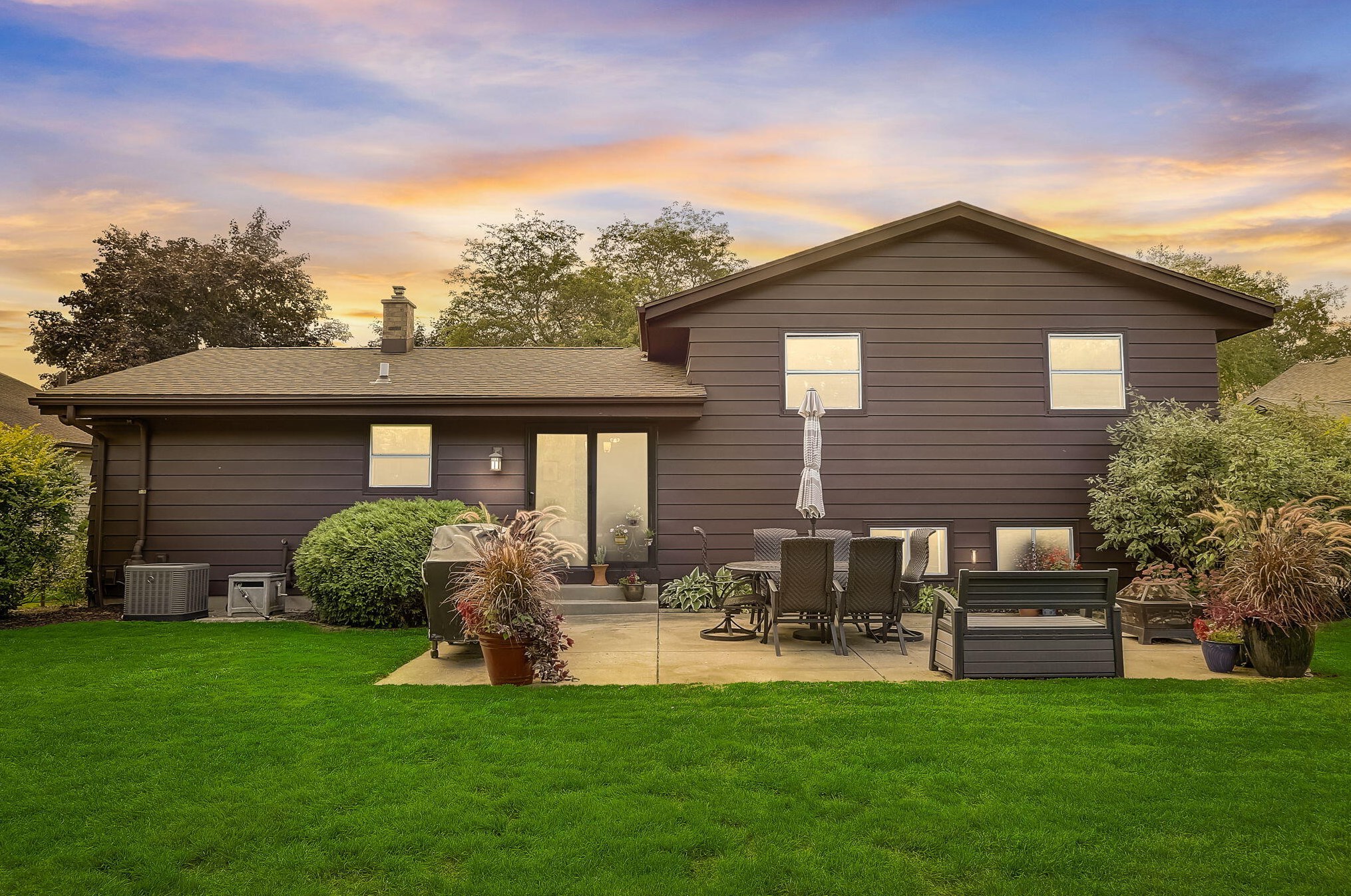 9710 S Shepard Hills Cir, Oak Creek, WI 53154