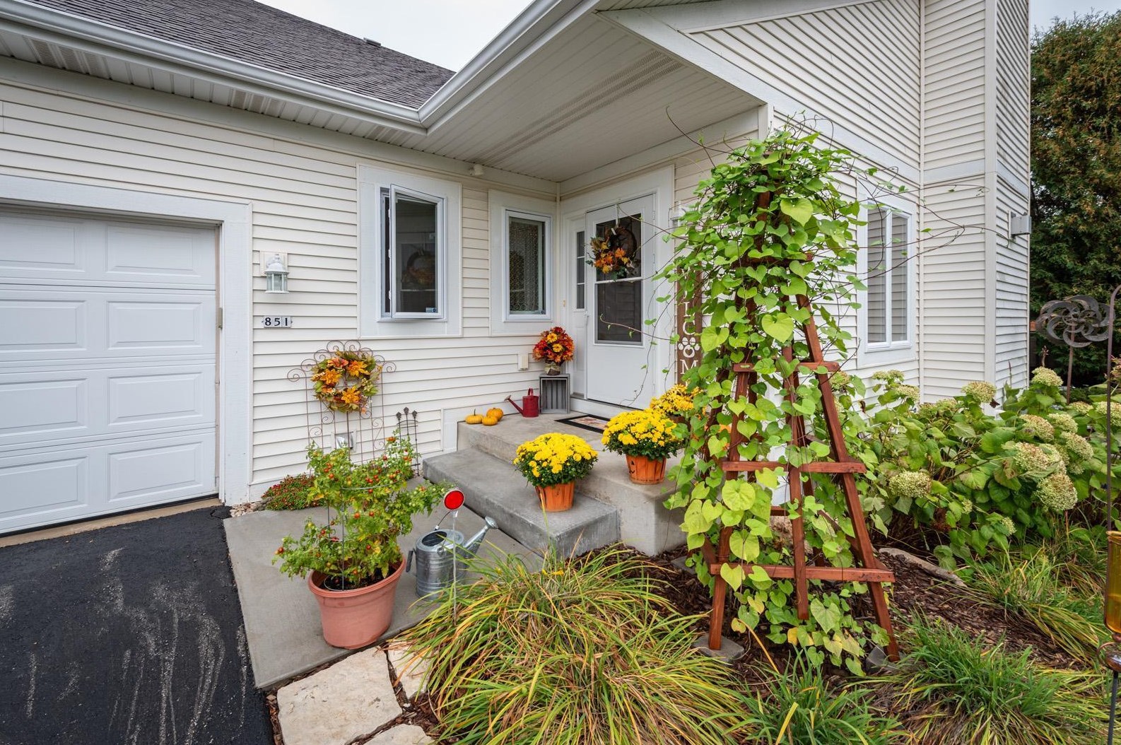 851 Bridlewood Dr, Hartford, WI 53027-2799