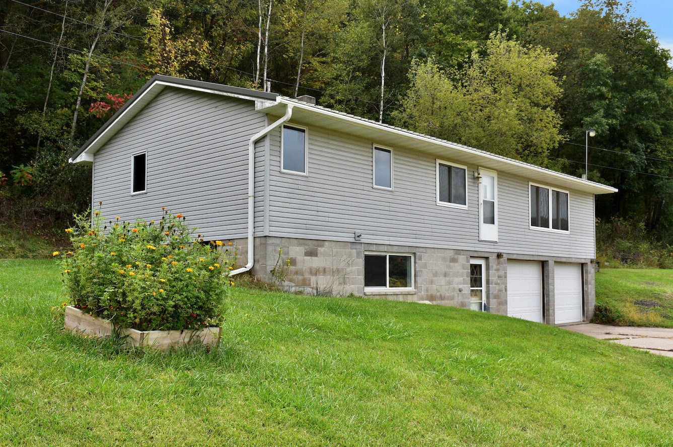 18599 Horse Shoe Rd, Rollingstone, MN 55969