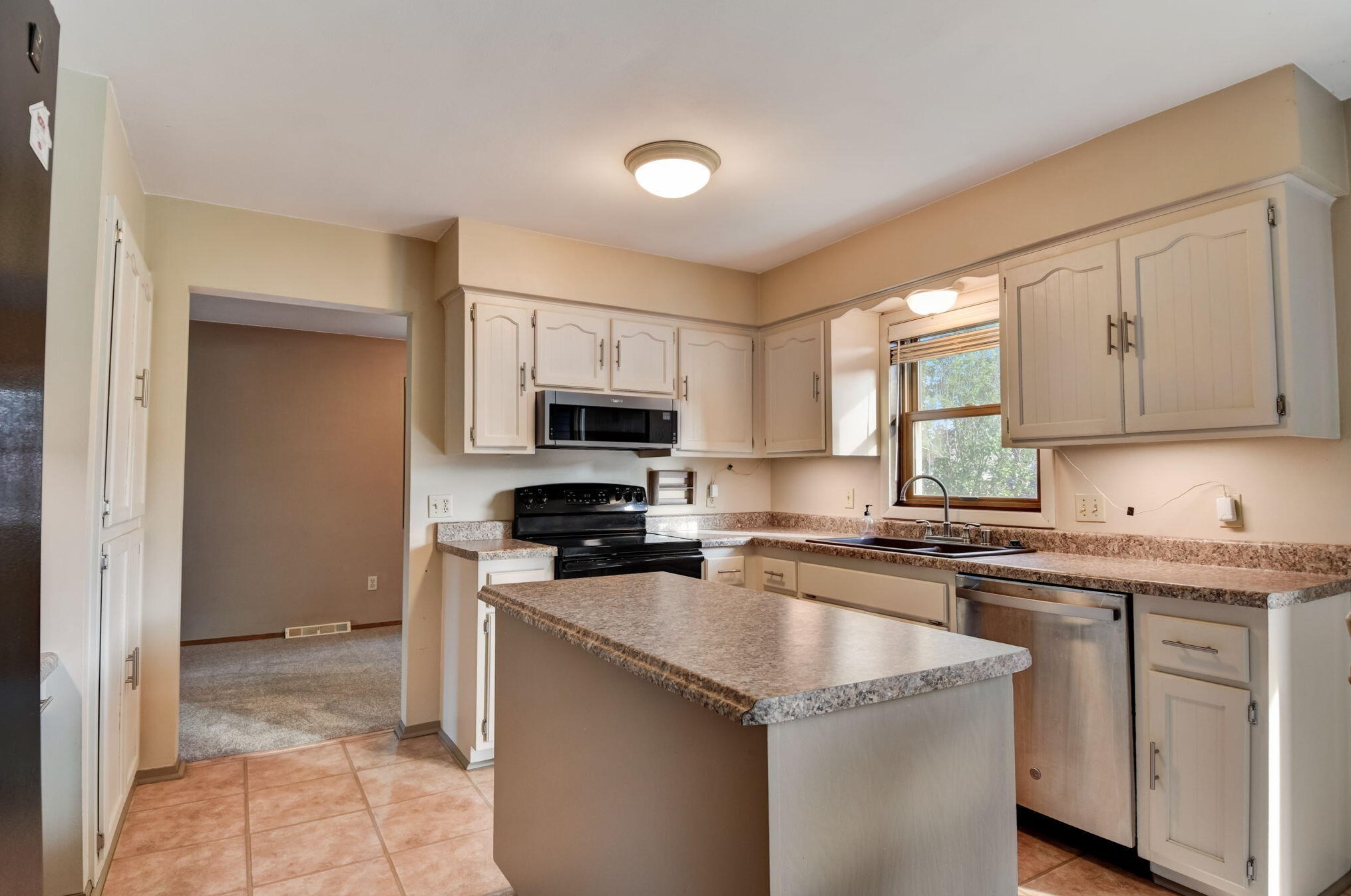 3041 Thorncrest Dr, Hales Corners, WI 53132-9114