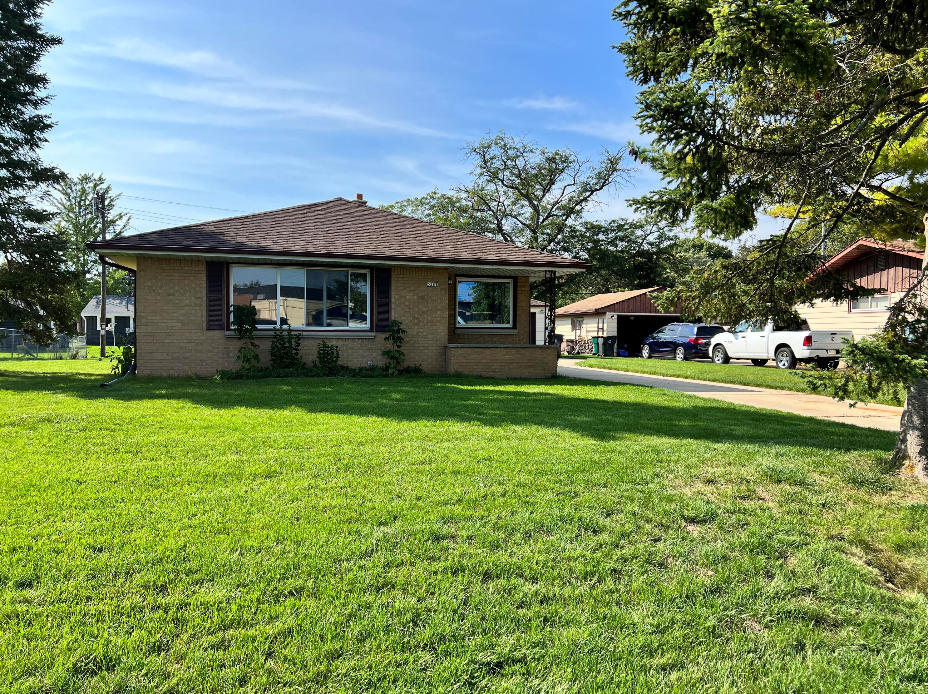 5285 110th St, Hales Corners, WI 53130-1201