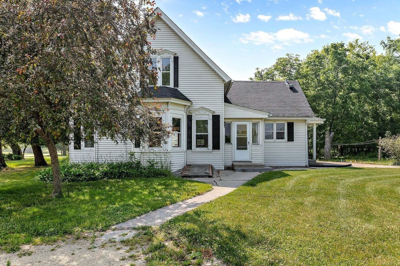 3300 W Grace Ave, Thiensville, WI 53092