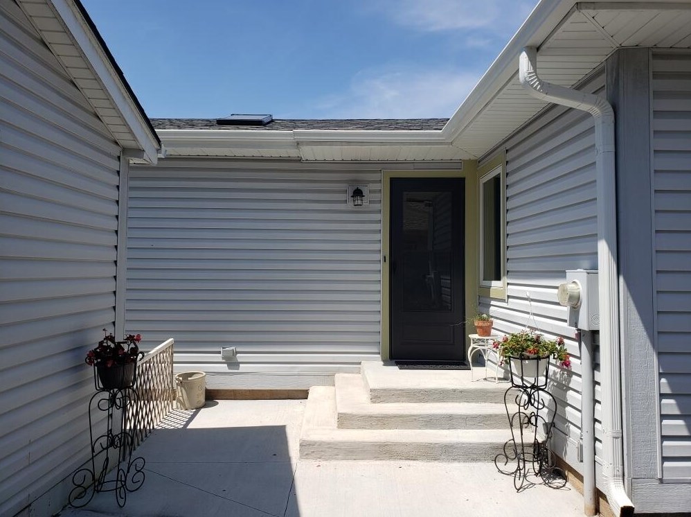 625 E Roland St, Oconomowoc, WI 53066