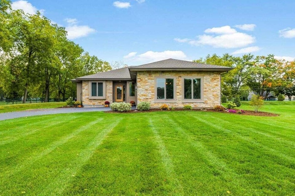 1104 E Sweetbriar Ln, Chenequa, WI 53029