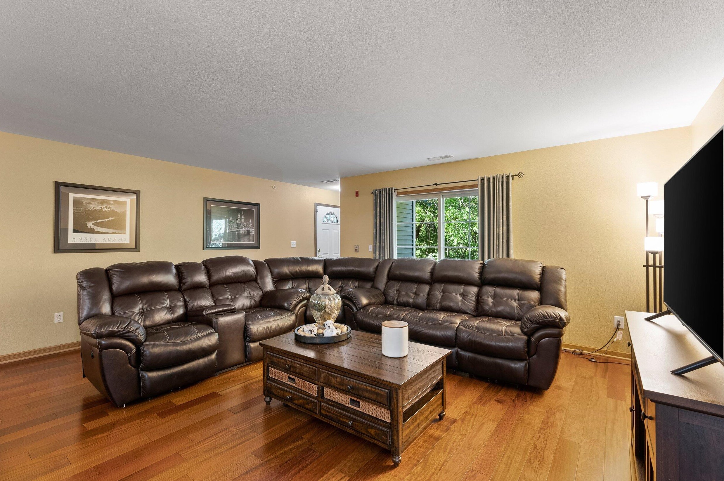 9342 Loomis Rd, Hales Corners, WI 53132-8129
