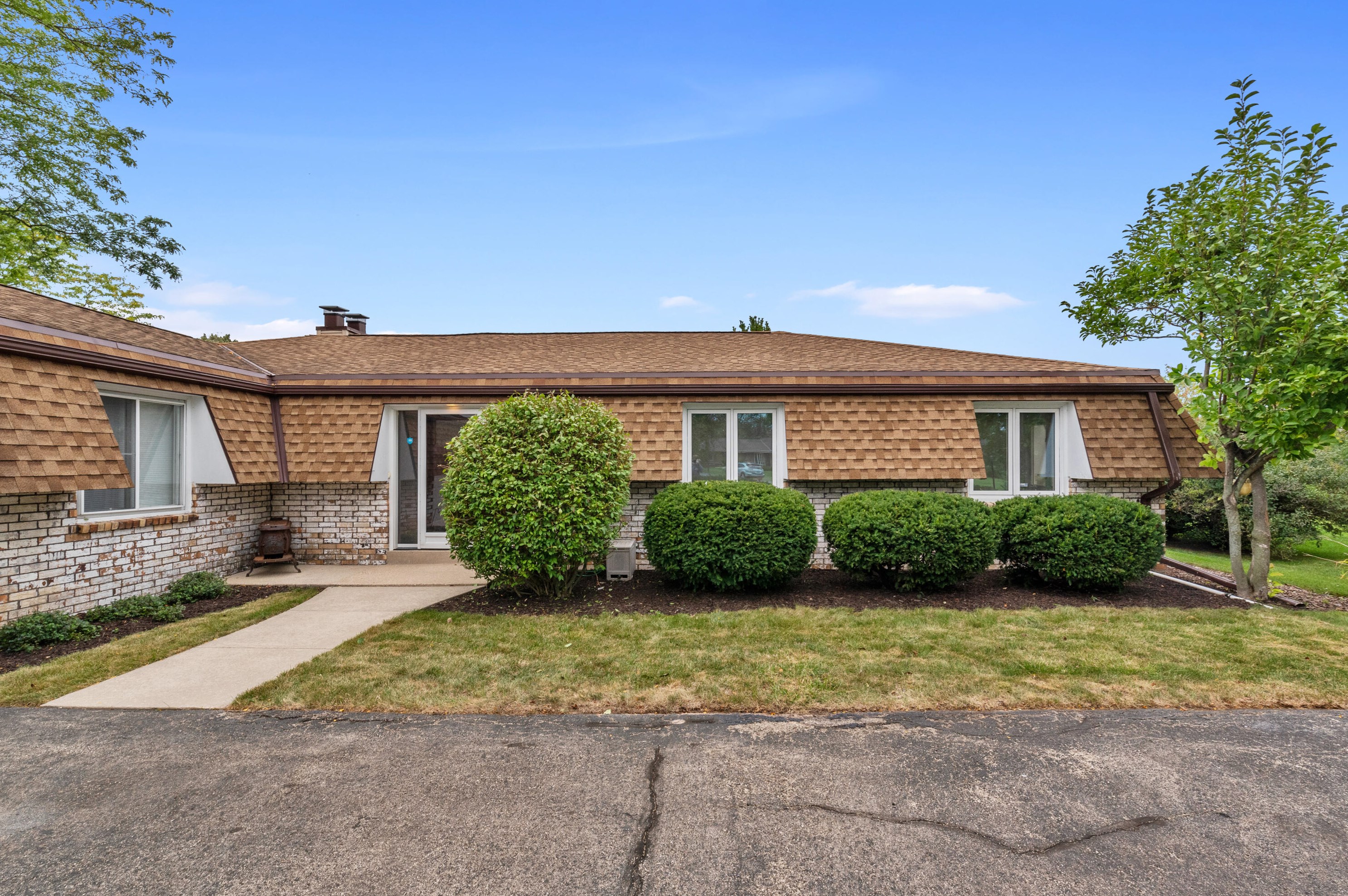 2414 W Lagoon Ct, Thiensville, WI 53092