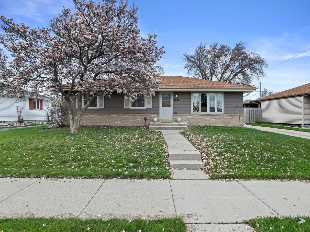 2234 Lindenwood Ave, Oak Creek, WI 53154-1043