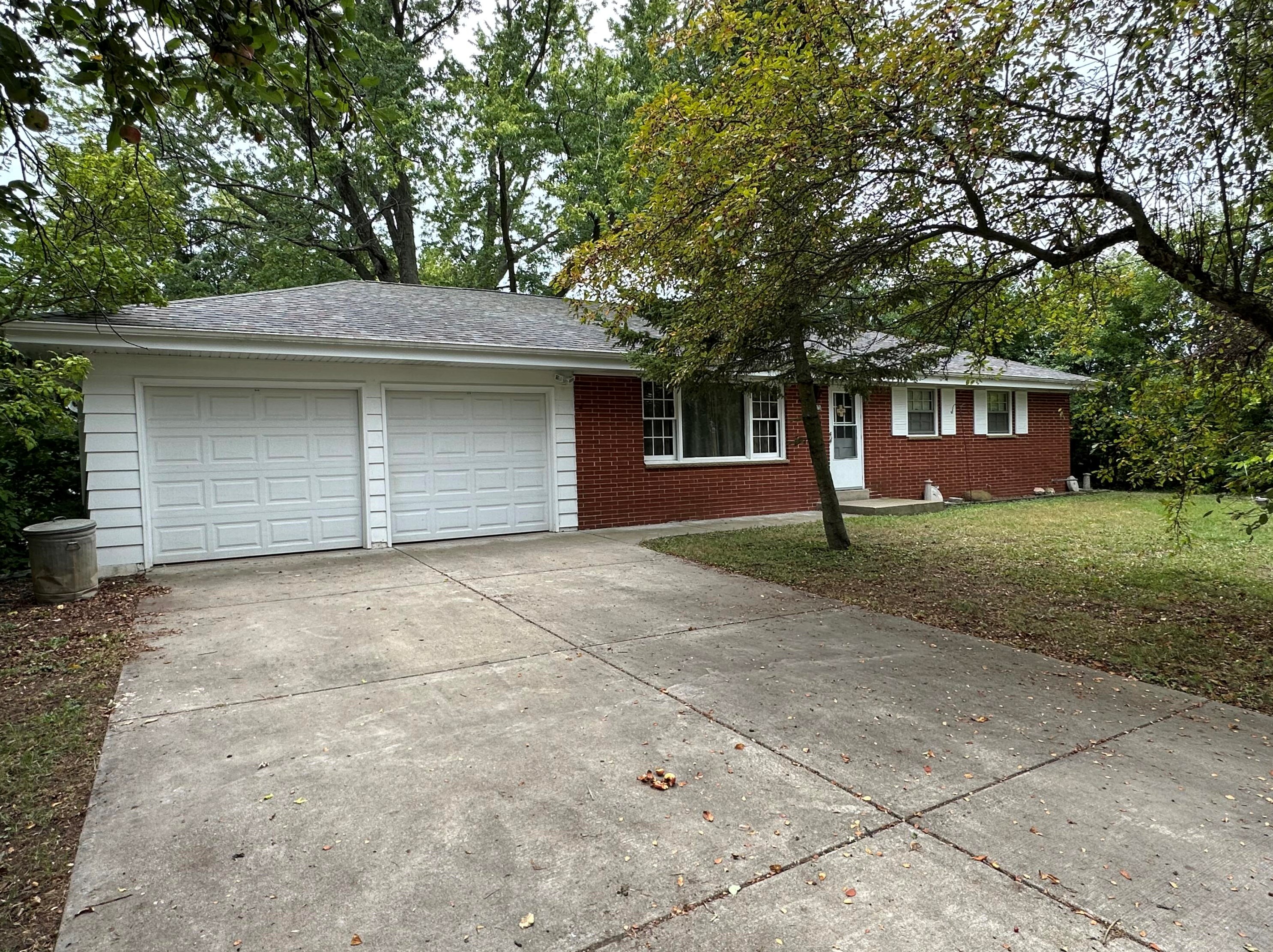 21975 W Mac Gregor Dr, Waukesha, WI 53146