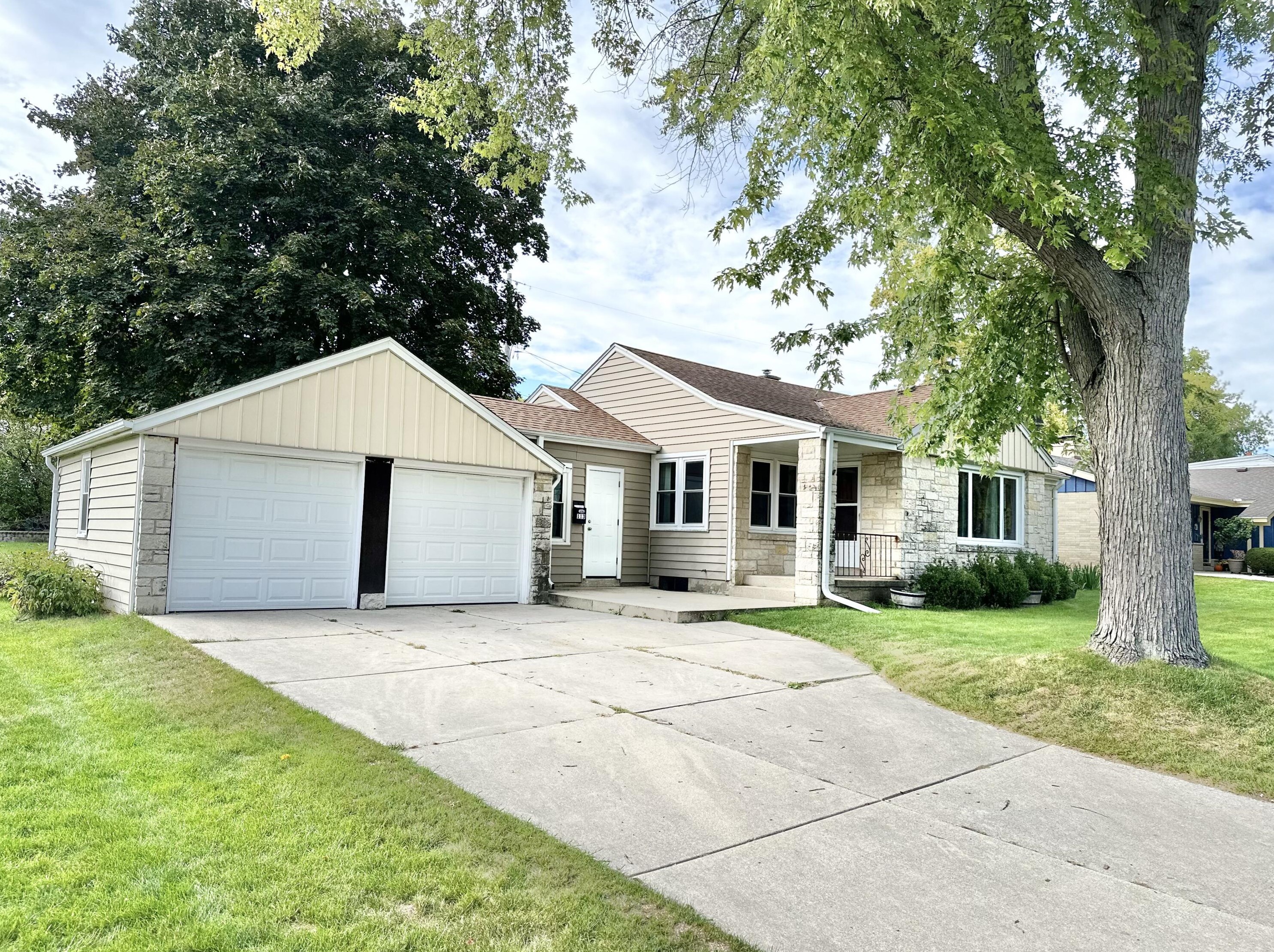113 S Orchard St, Thiensville, WI 53092