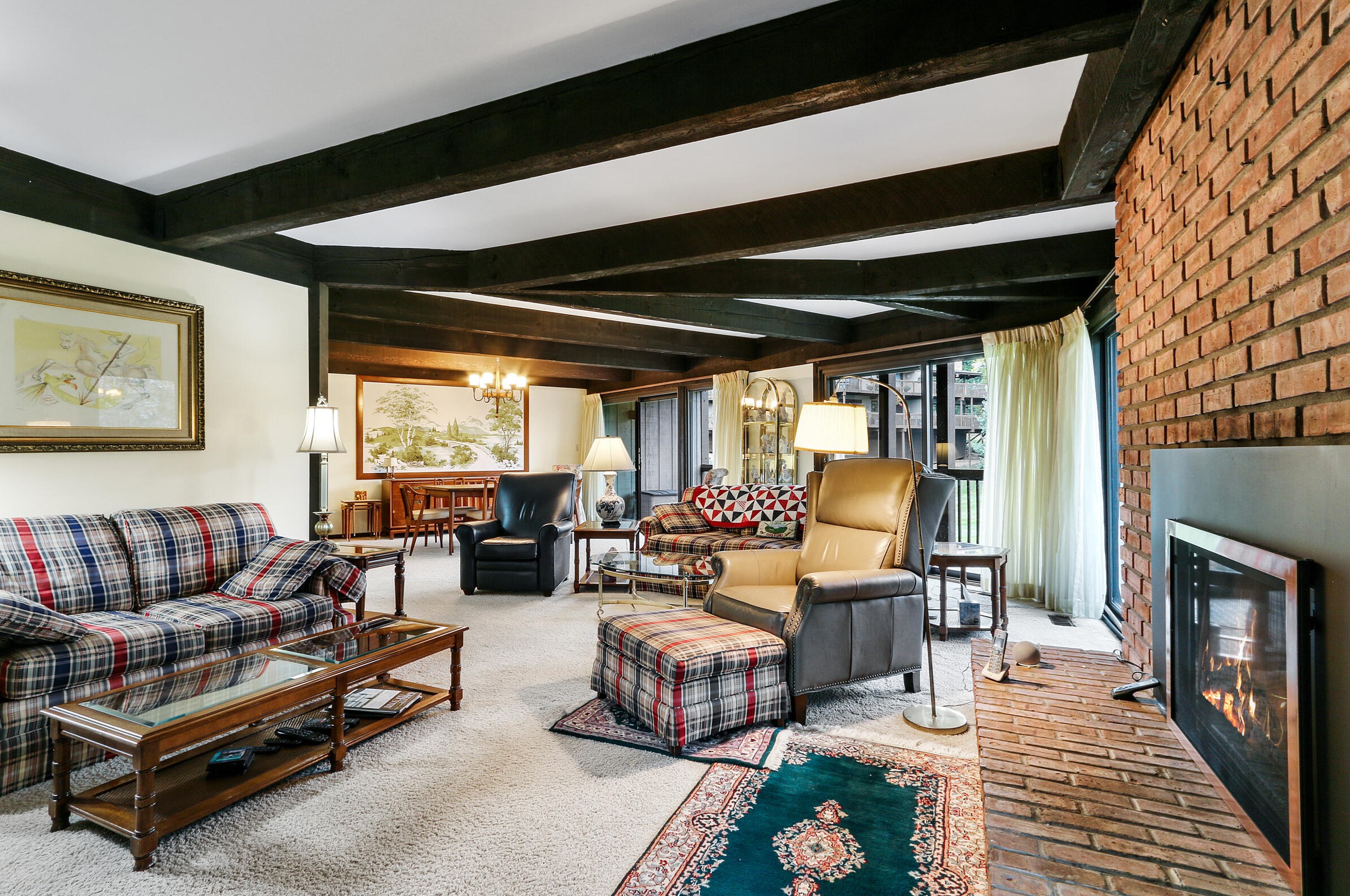 910 Windsor Ct, Fontana, WI 53125-1291