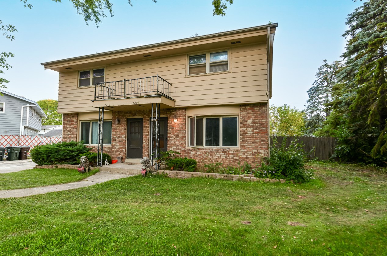 2208 Crown Point Dr, Racine, WI 53402-2408