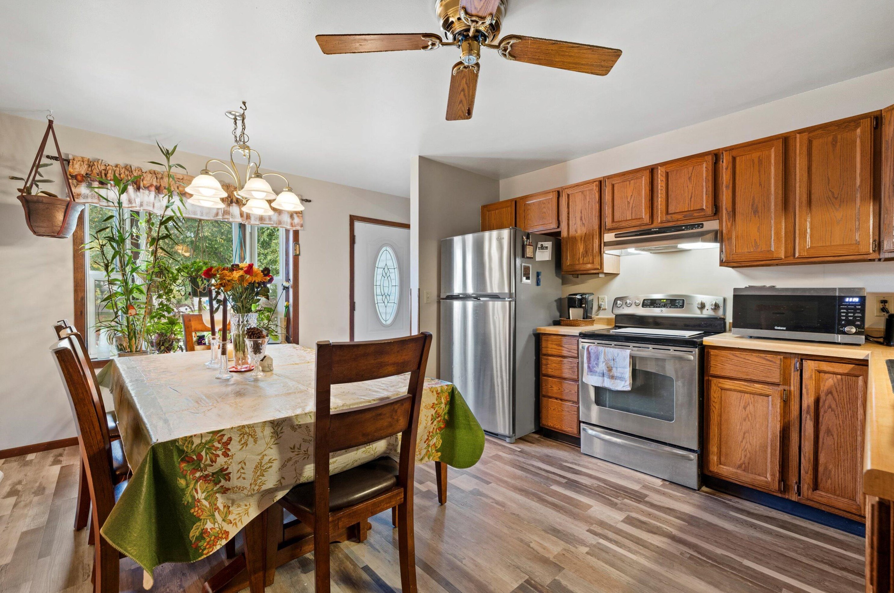 8640 S Fenway Ct, Oak Creek, WI 53154