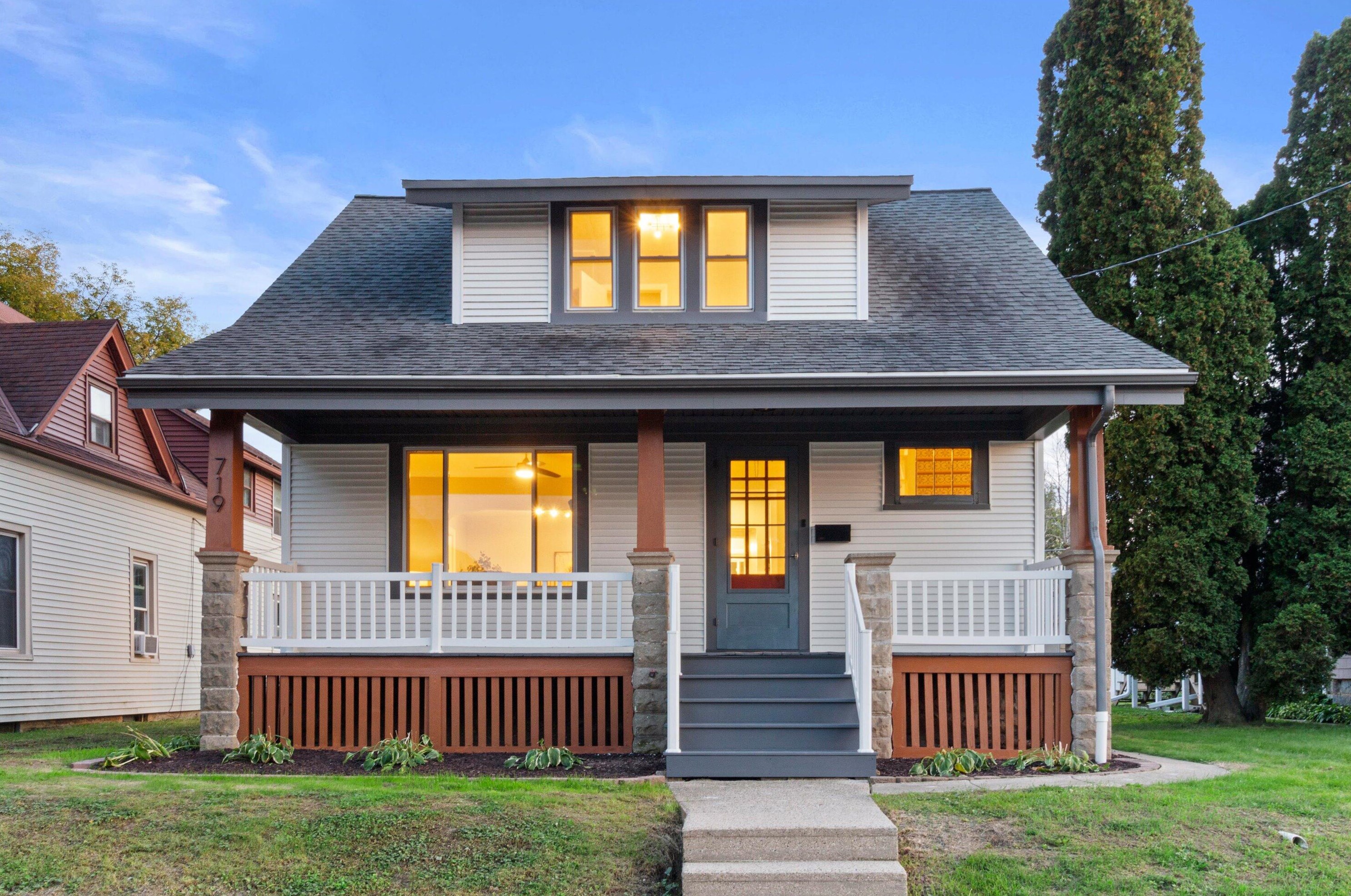 719 Monroe Ave, South Milwaukee, WI 53172-2125