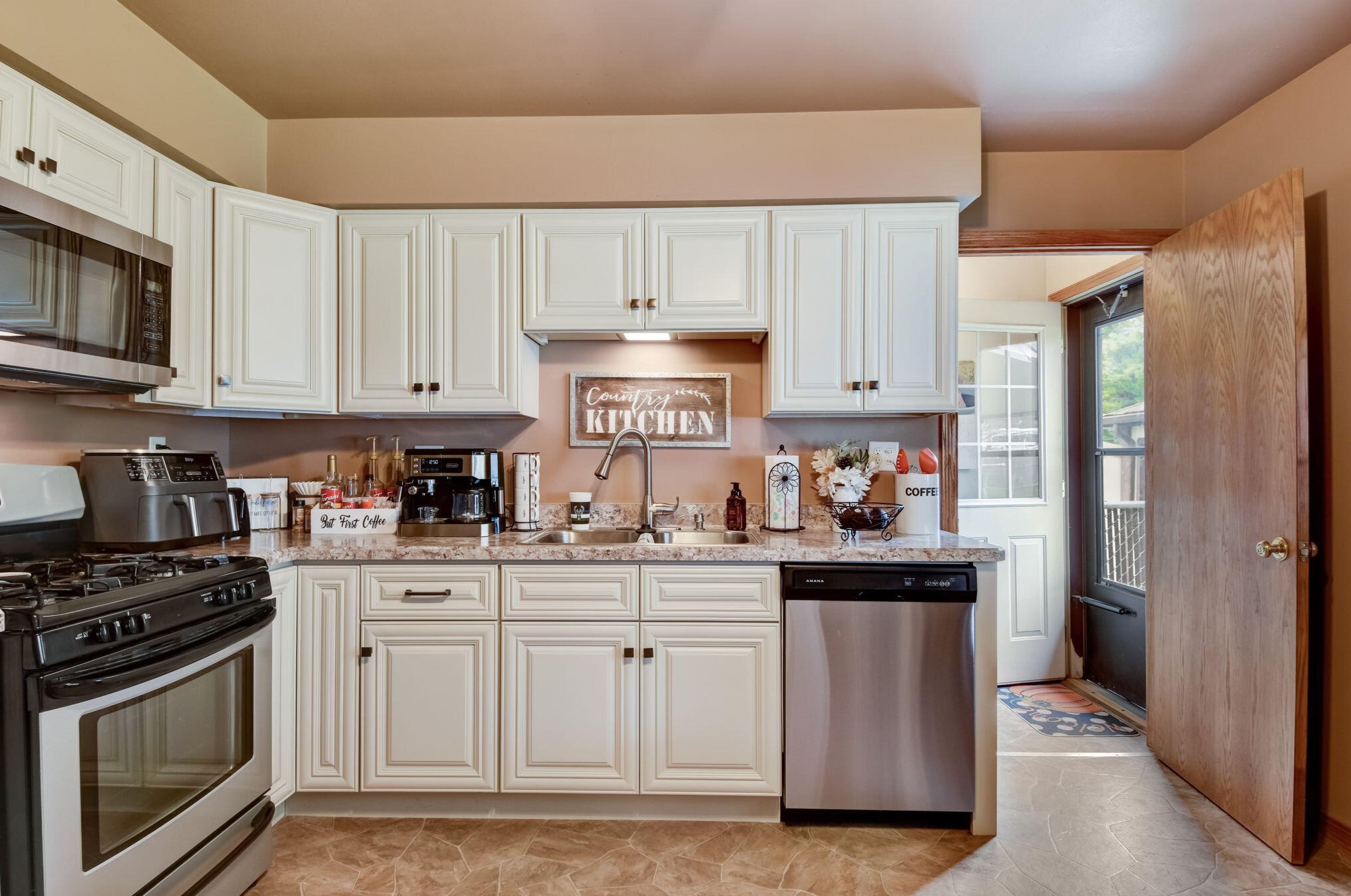 6061 Cory Ave, Cudahy WI 53110-3012 exterior