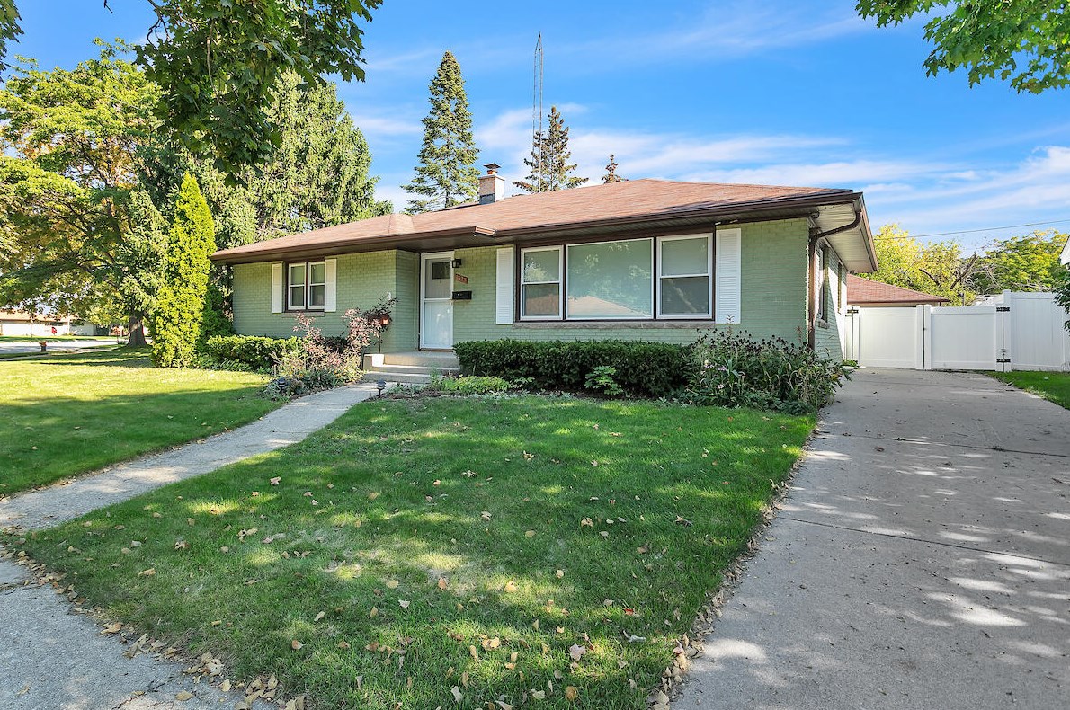 1823 Mars Ave, Racine, WI 53404-2226