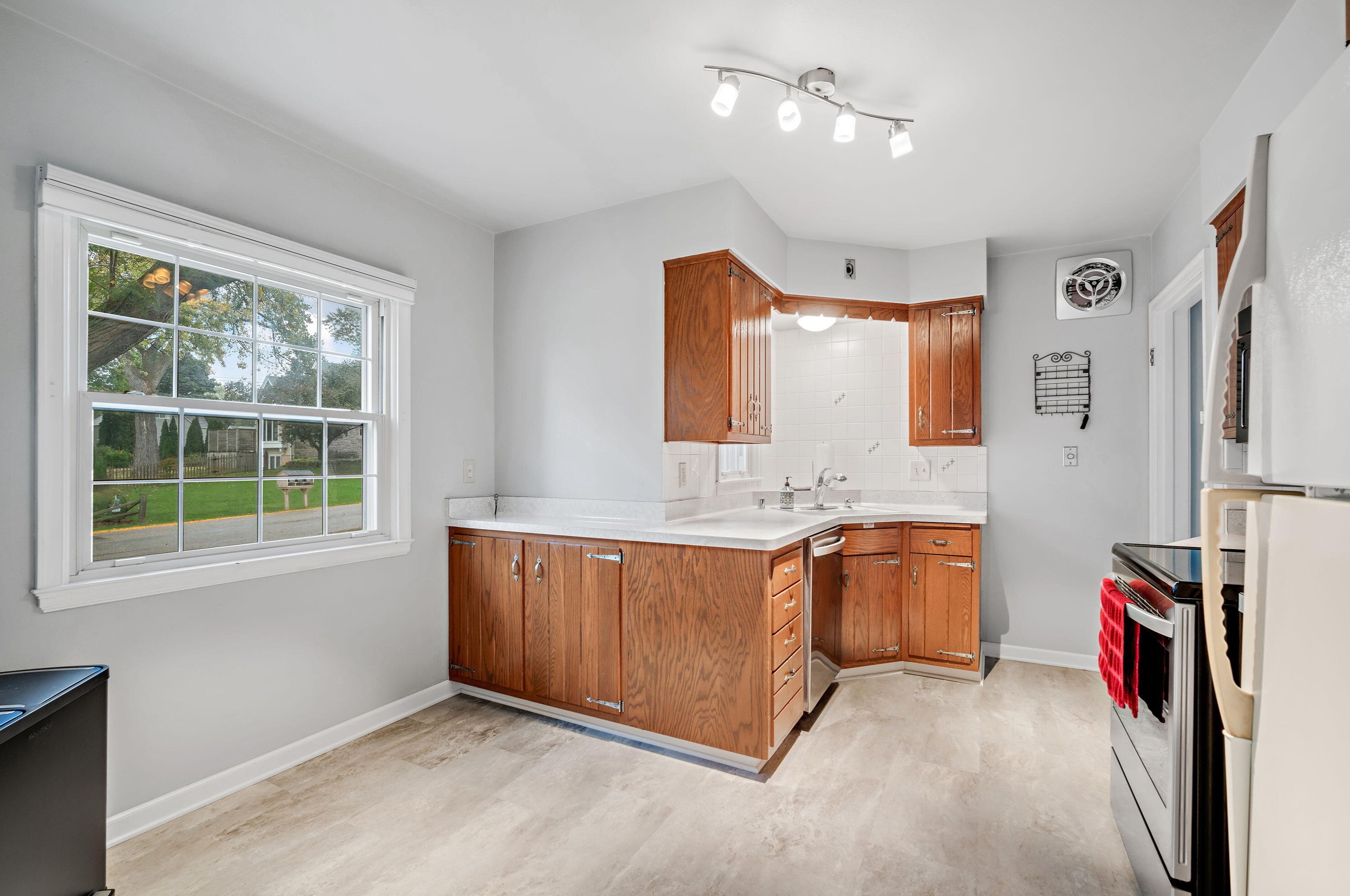 1205 Adelmann Ave, Brookfield WI  53045-6779 exterior