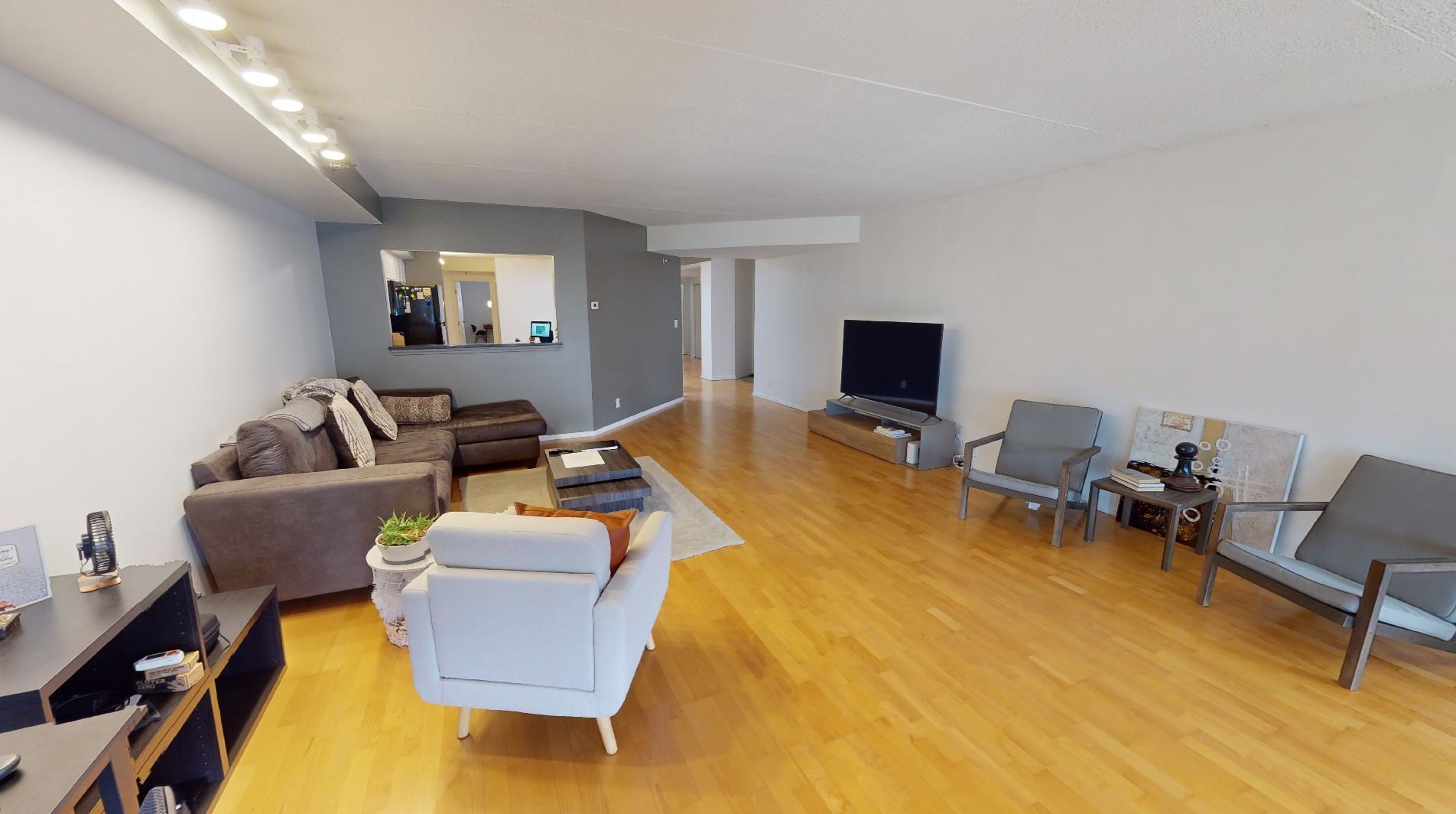 270 E Highland Ave #1016, Milwaukee, WI 53202