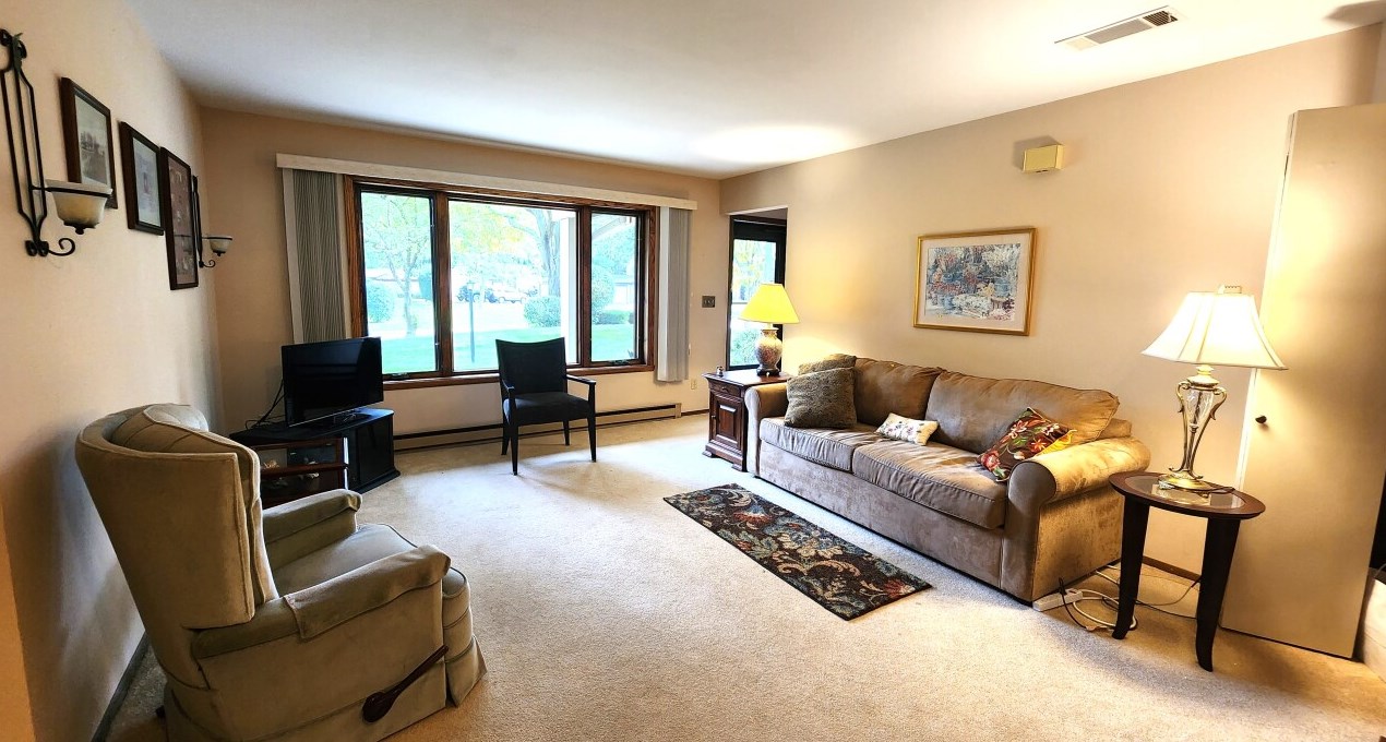 1689 S Carriage Ln, Waukesha, WI 53151