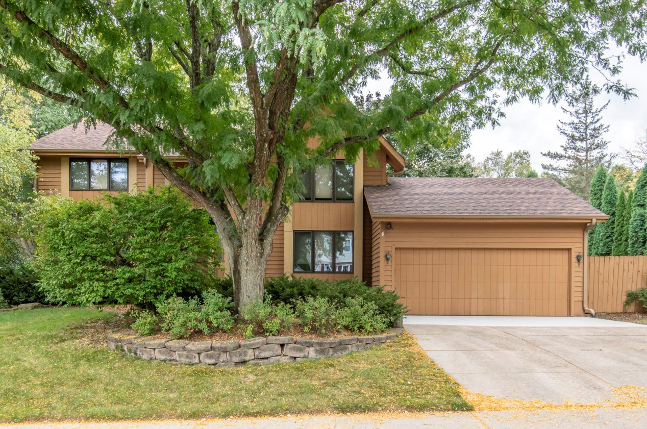 1107 Larchmont Dr, Waukesha, WI 53186