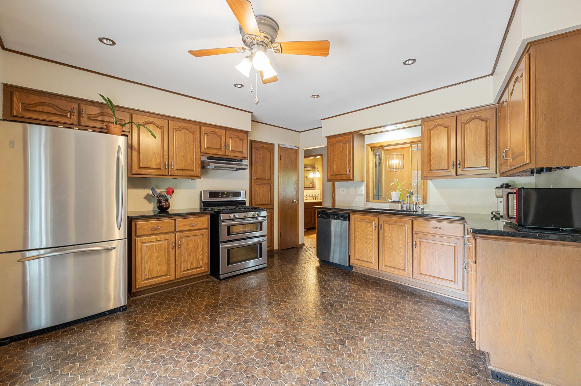 402 Vista View Dr, Cedarburg WI  53012-9178 exterior