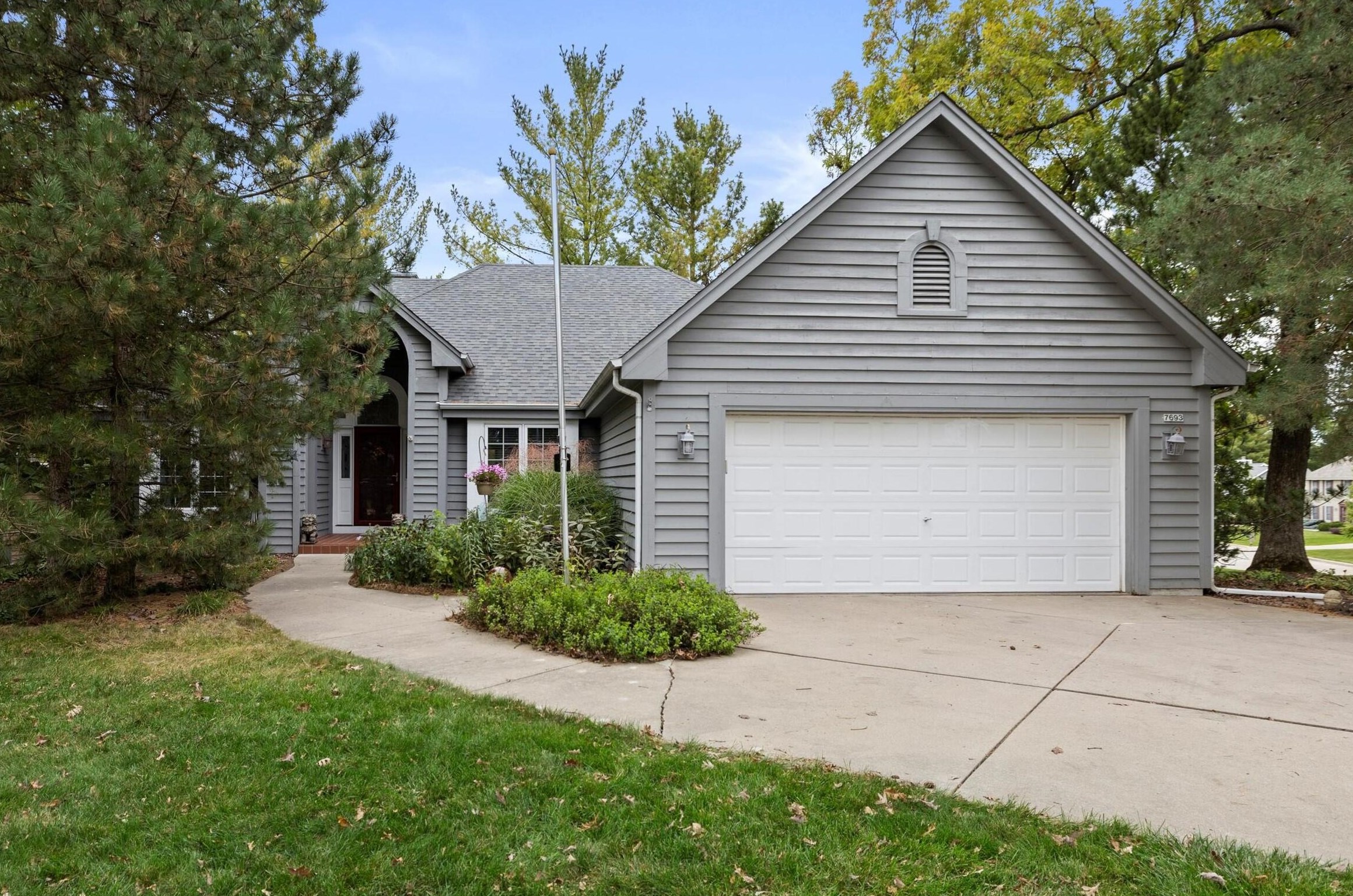 7693 Mission Woods Ct, Hales Corners, WI 53132-2171