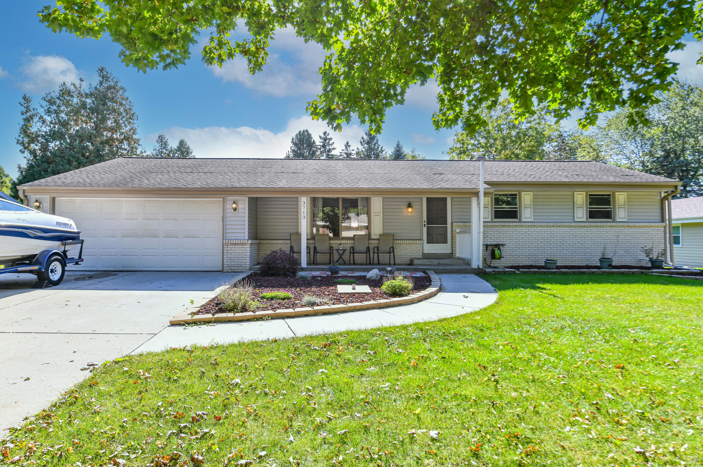 3713 Thorncrest Dr, Hales Corners, WI 53132-9137