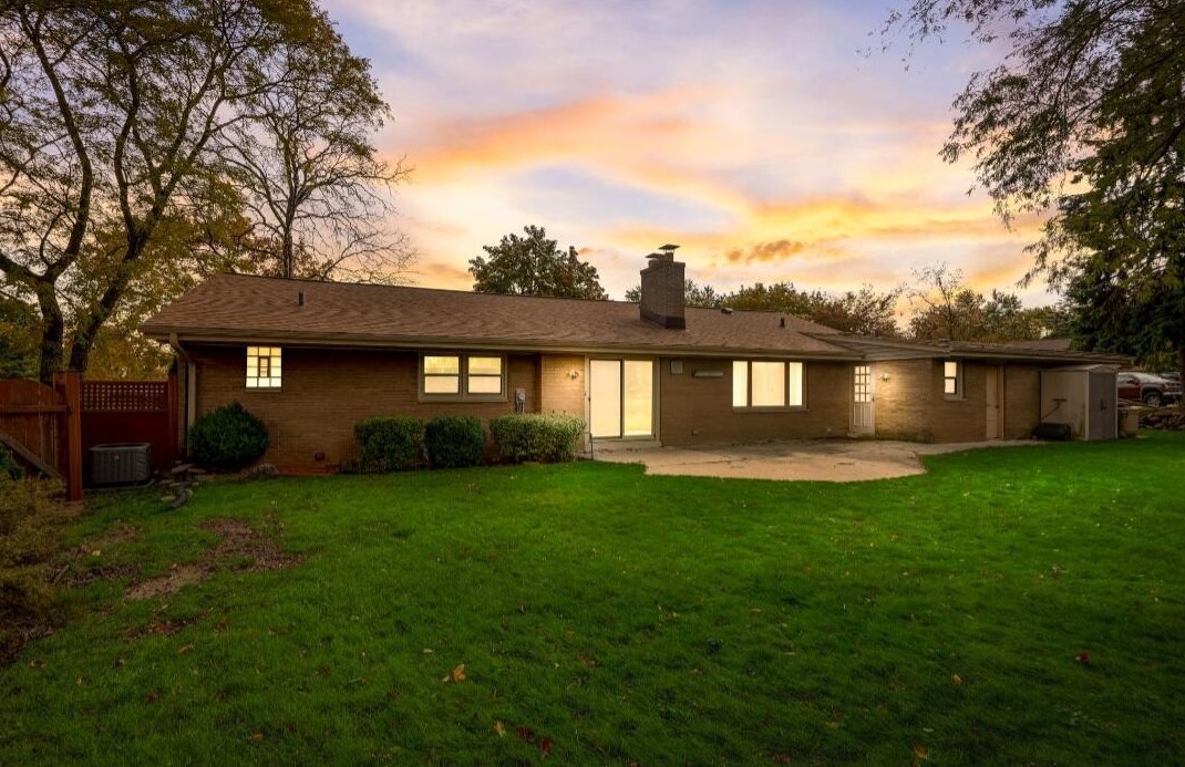 8115 Mona Ct, Oak Creek, WI 53154-3032