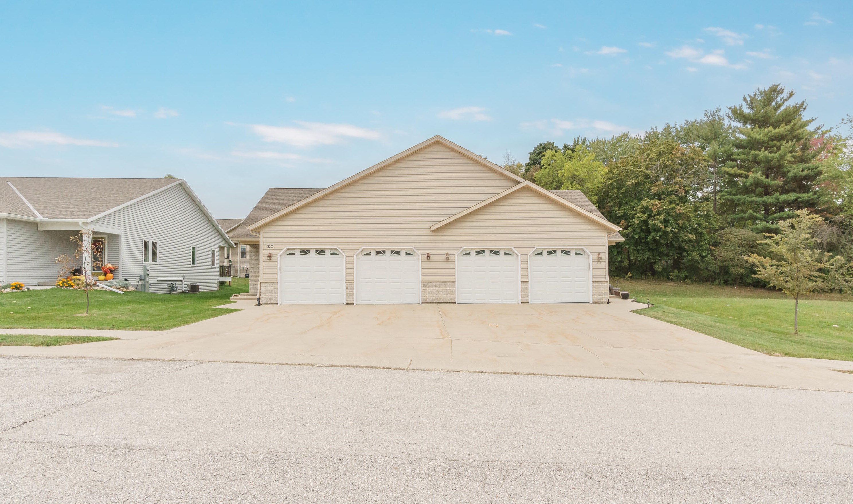 312 Creekside Ct, Watertown, WI 53098