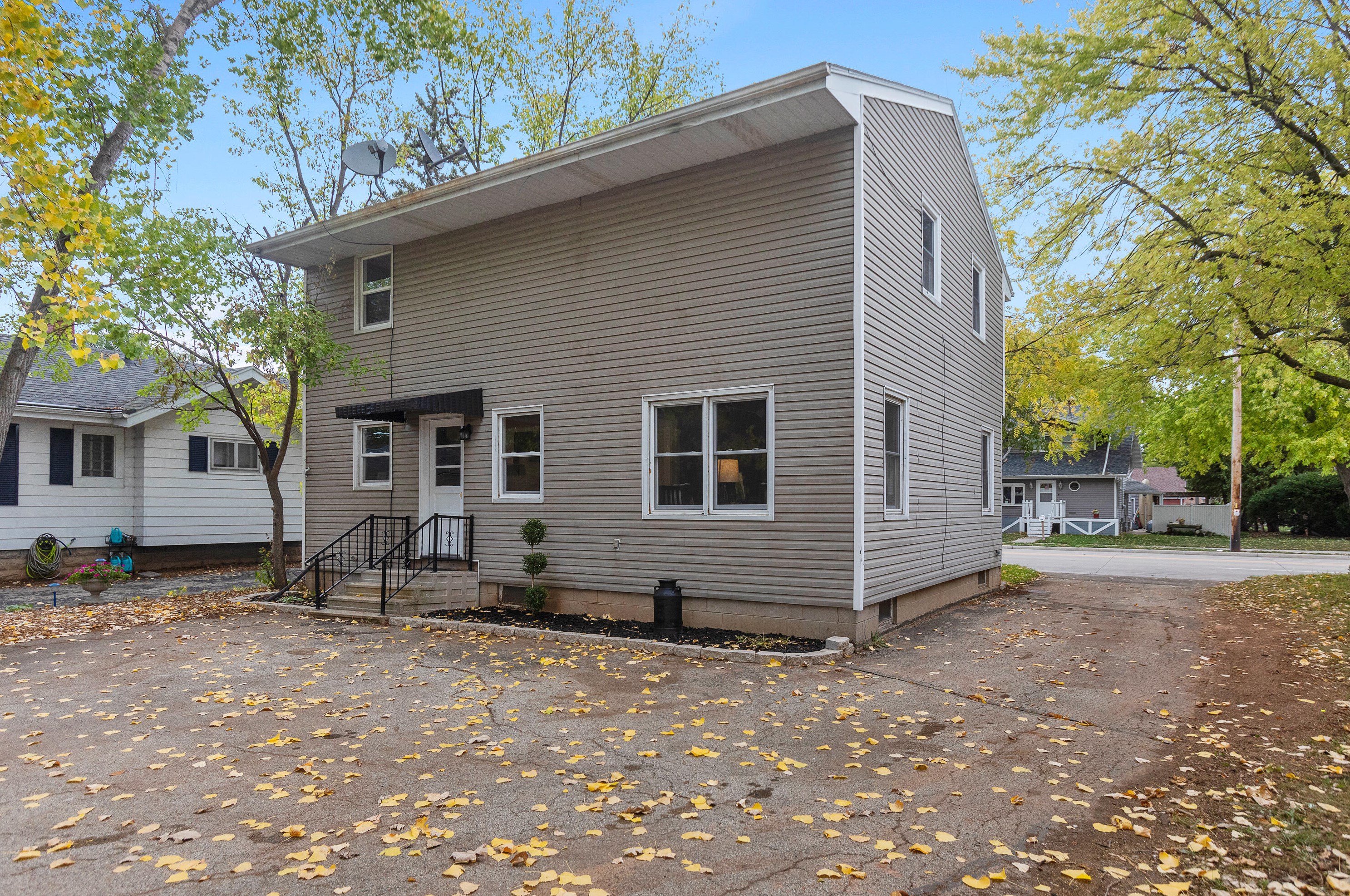 2121 Oregon St, Oshkosh WI  54902-7058 exterior