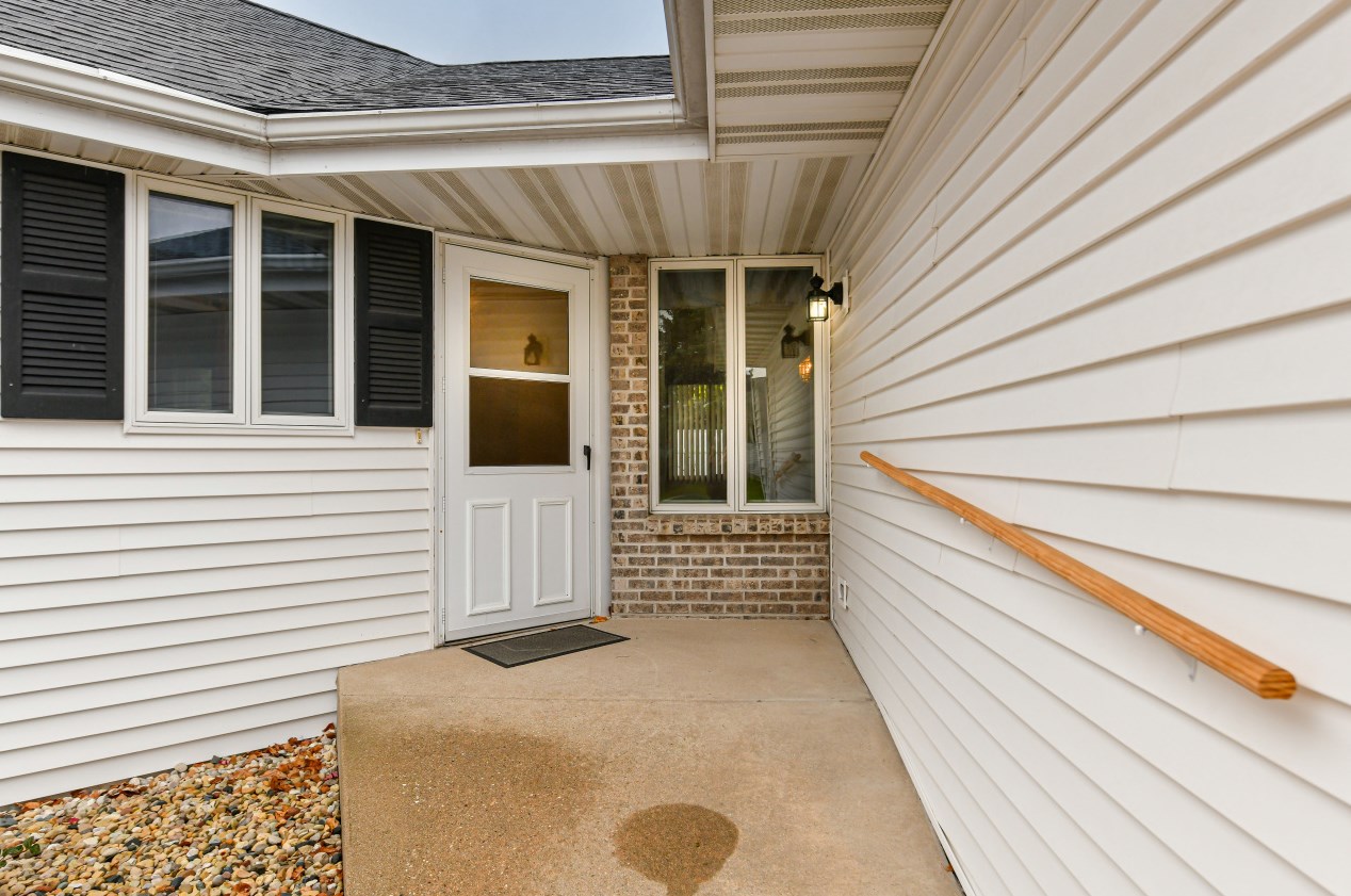 636 Westbury Ln, Delavan, WI 53115-3170